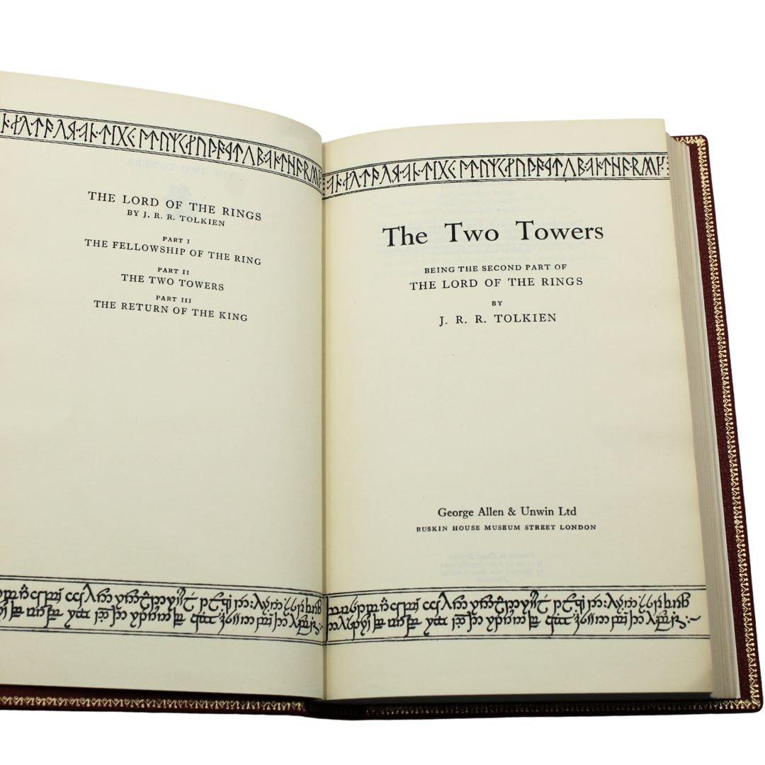 La trilogie du Seigneur des Anneaux par J.R.R. Tolkien, première édition, coffret en trois volumes en vente 3