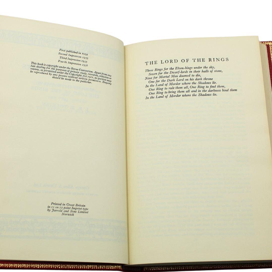 La trilogie du Seigneur des Anneaux par J.R.R. Tolkien, première édition, coffret en trois volumes en vente 4