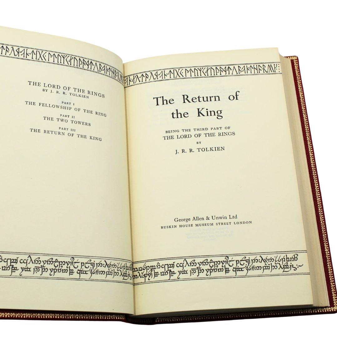 La trilogie du Seigneur des Anneaux par J.R.R. Tolkien, première édition, coffret en trois volumes en vente 5