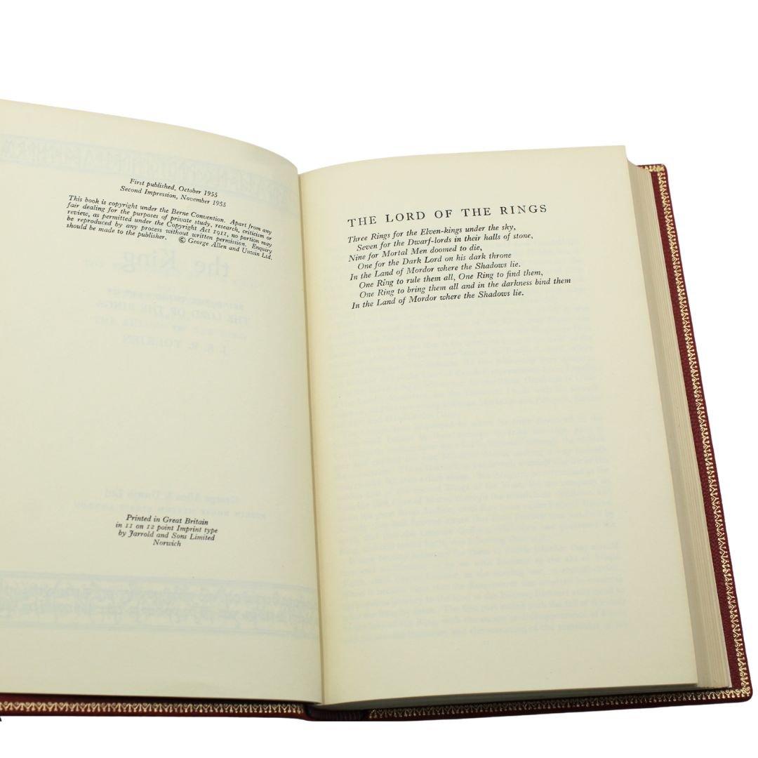 La trilogie du Seigneur des Anneaux par J.R.R. Tolkien, première édition, coffret en trois volumes en vente 6