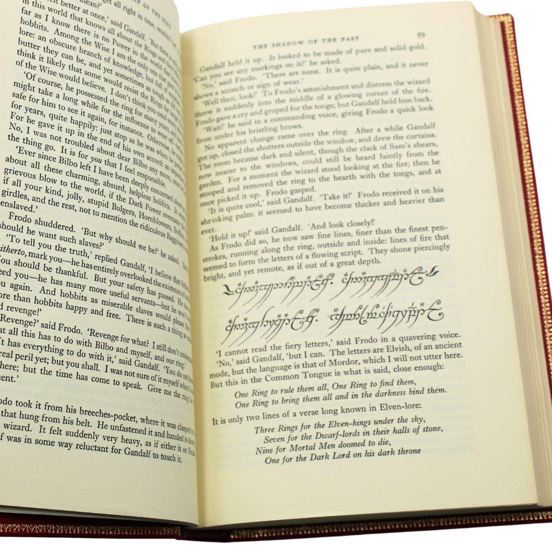 La trilogie du Seigneur des Anneaux par J.R.R. Tolkien, première édition, coffret en trois volumes en vente 8
