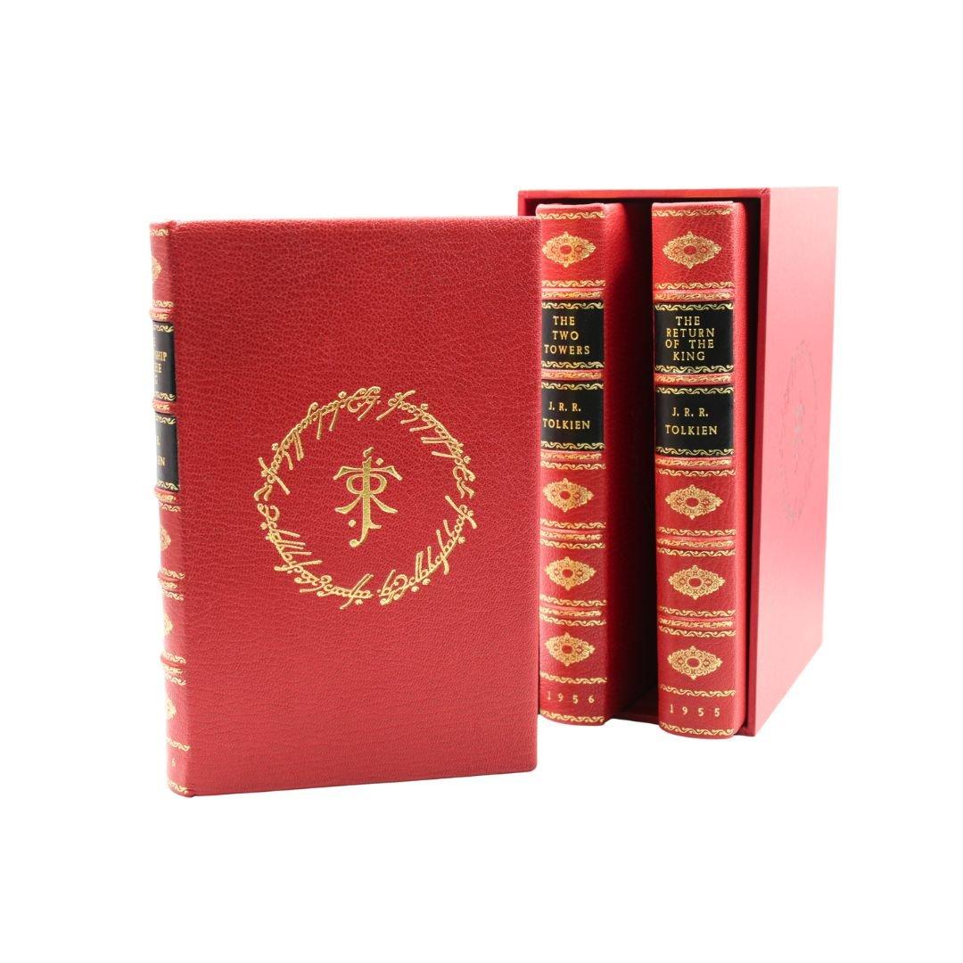 Tolkien, J.R.R., Le Seigneur des Anneaux : La Communauté de l'Anneau, Les Deux Tours, Le Retour du Roi. Londres : Allen & Unwin, 1956, 1955. Première édition, cinquième, quatrième et deuxième impression. L'ouvrage a été magistralement réédité en