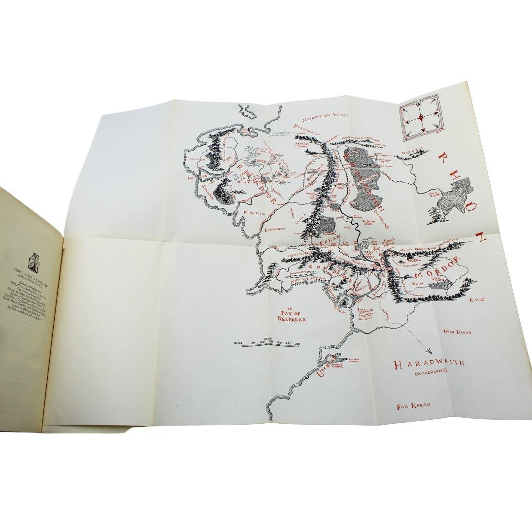 La trilogie du Seigneur des Anneaux par J.R.R. Tolkien, première édition, coffret en trois volumes en vente 13