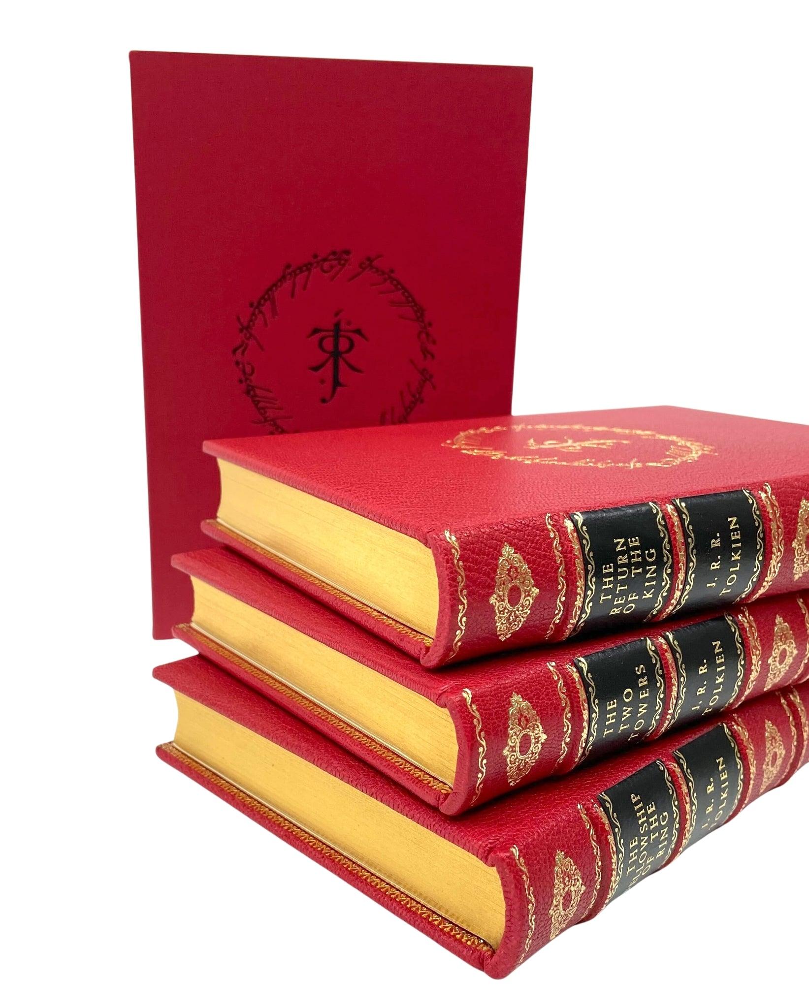 Embossé La trilogie du Seigneur des Anneaux par J.R.R. Tolkien, première édition, coffret en trois volumes en vente