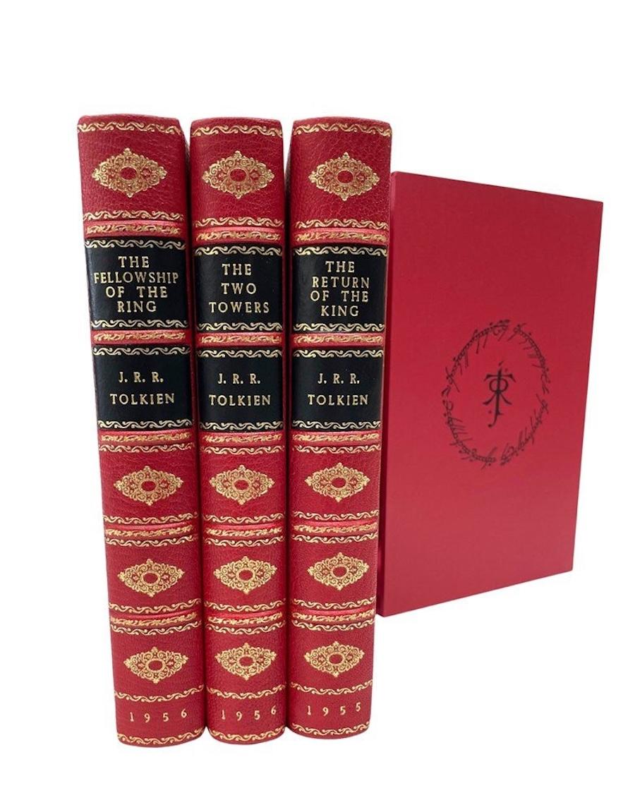 La trilogie du Seigneur des Anneaux par J.R.R. Tolkien, première édition, coffret en trois volumes Bon état - En vente à Colorado Springs, CO