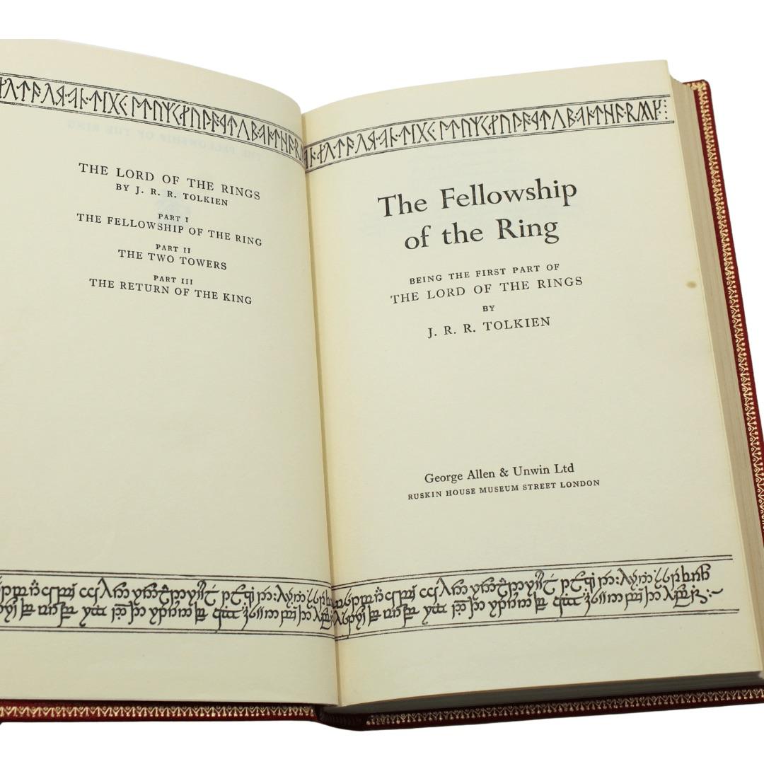 La trilogie du Seigneur des Anneaux par J.R.R. Tolkien, première édition, coffret en trois volumes en vente 1