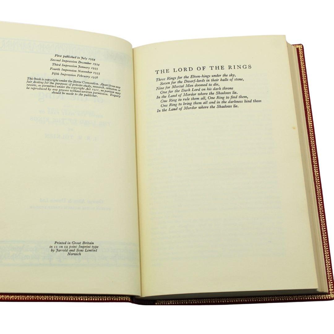 La trilogie du Seigneur des Anneaux par J.R.R. Tolkien, première édition, coffret en trois volumes en vente 2