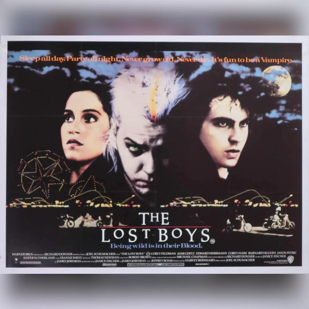 Les garçons perdus (1987)
Original British Quad (30 X 40 Inches)

Affiche de film Quad très recherchée pour la première sortie au Royaume-Uni du thriller d'horreur pour adolescents vampires de Joel Schumacher en 1987.

