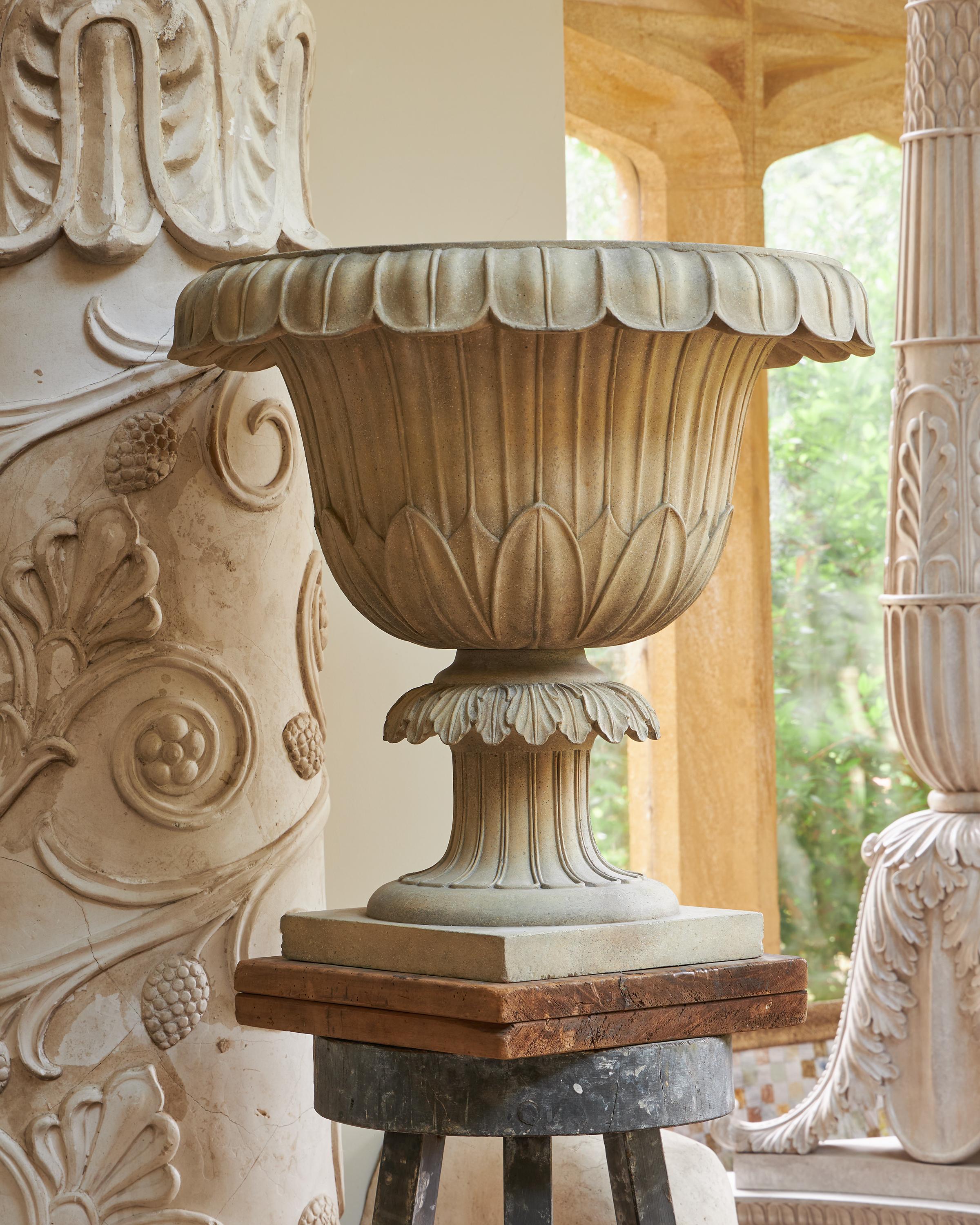 Une belle urne en bois sculpté et en gesso vieilli avec une doublure en laiton sur mesure. Ces urnes sont généralement utilisées comme jardinières ou comme grands seaux à vin. Finition sur mesure disponible.