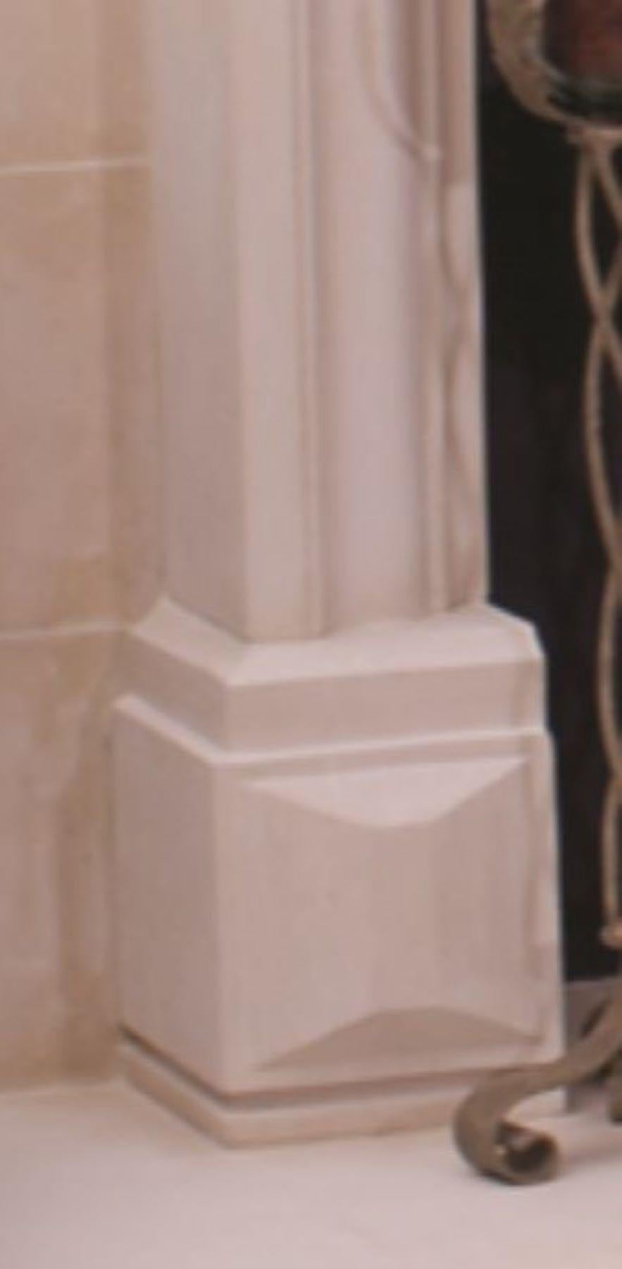 Klassischer Steinkamin im Louis XIII.-Stil im Stil der Louis XIII.-Ära im Zustand „Neu“ im Angebot in Chicago, IL