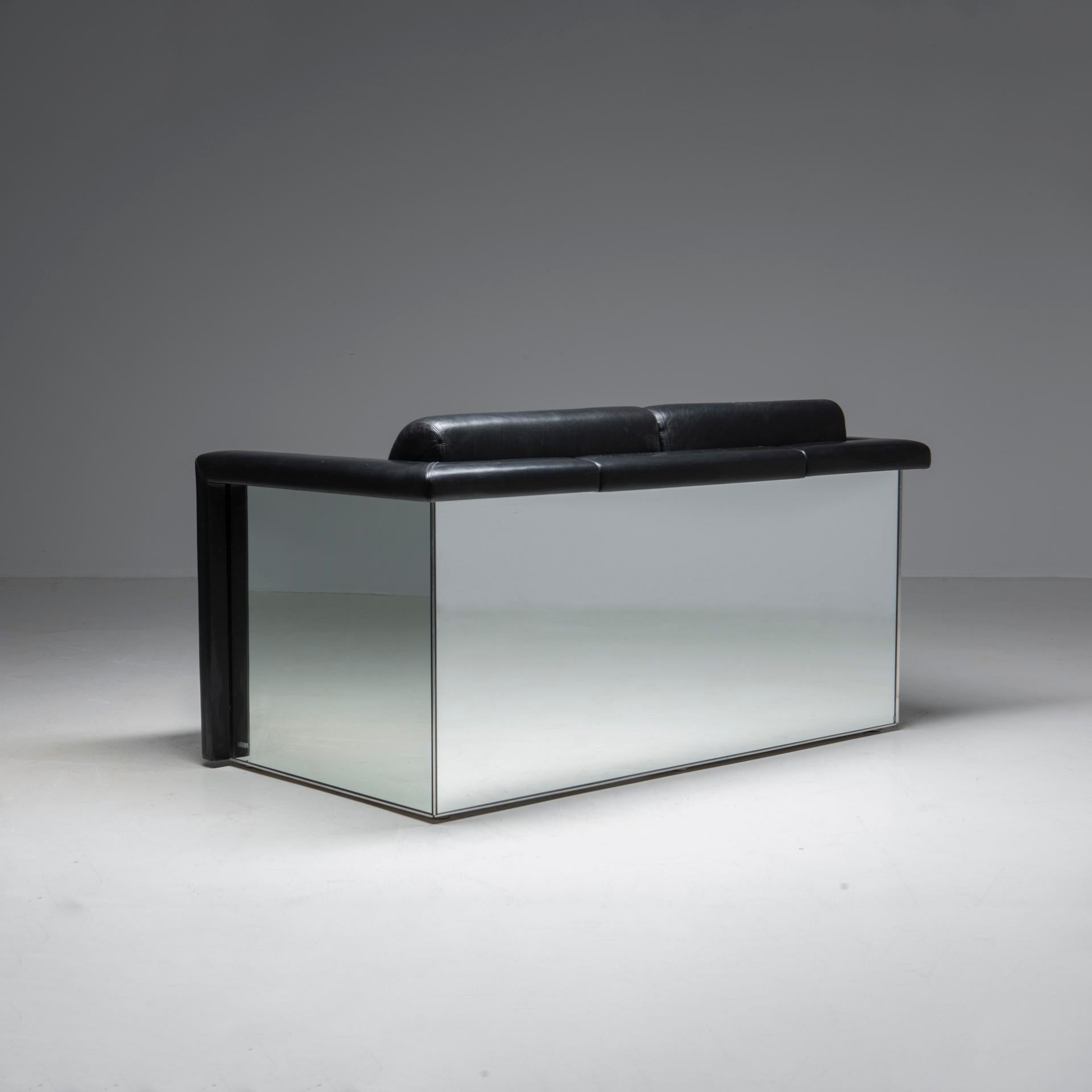 Das 'Lounge Seating', ein verspiegelter 2-Sitzer mit schwarzem Leder, entworfen von Trix und Robert Haussmann für Knoll Int. 1988. Je nach Umgebung erzeugt die verspiegelte Rückseite einen interessanten visuellen Effekt der Transparenz oder der