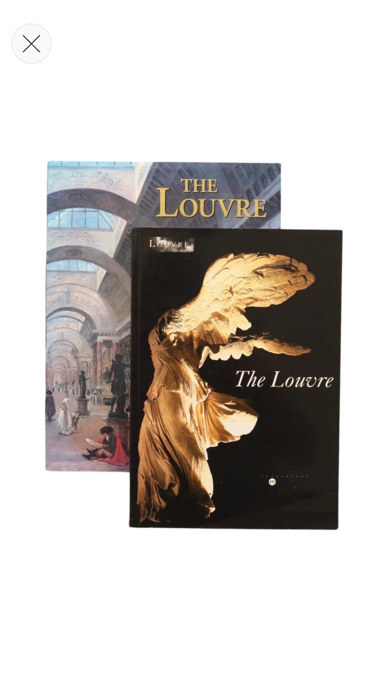 Ein Satz von zwei Büchern über den Louvre. Ein gebundenes Buch mit Schutzumschlag, veröffentlicht von Barnes and Noble im Jahr 2003, 320 Seiten. Ein Softcover-Buch, veröffentlicht 1996 von Reunion des Musees Nationaux im Jahr 1996, 406 Seiten.