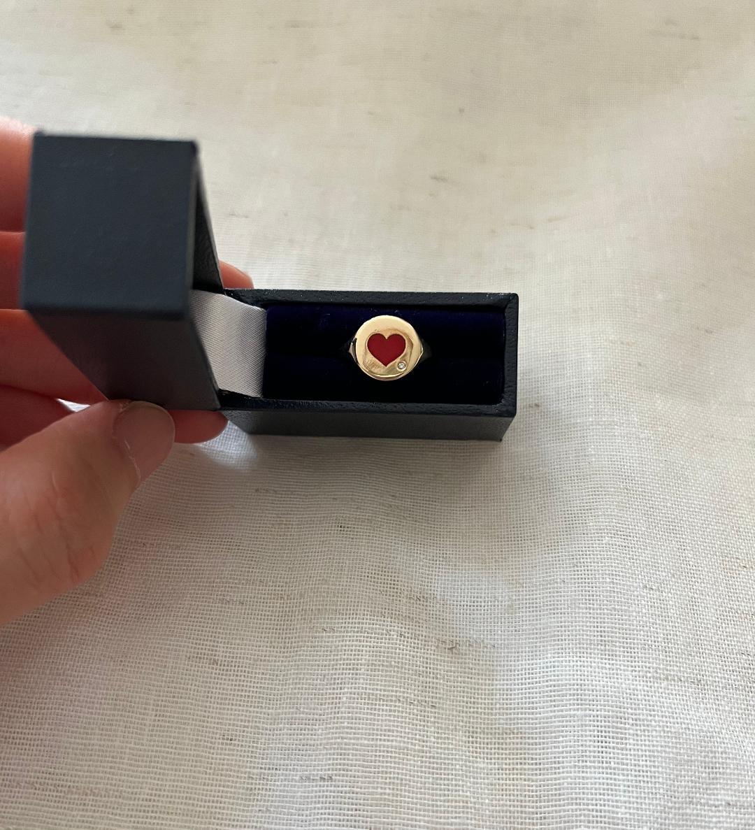 Im Angebot: The Love Roter Herzring mit Diamant, 14K Gelbgold (US Größe 4,5) () 2