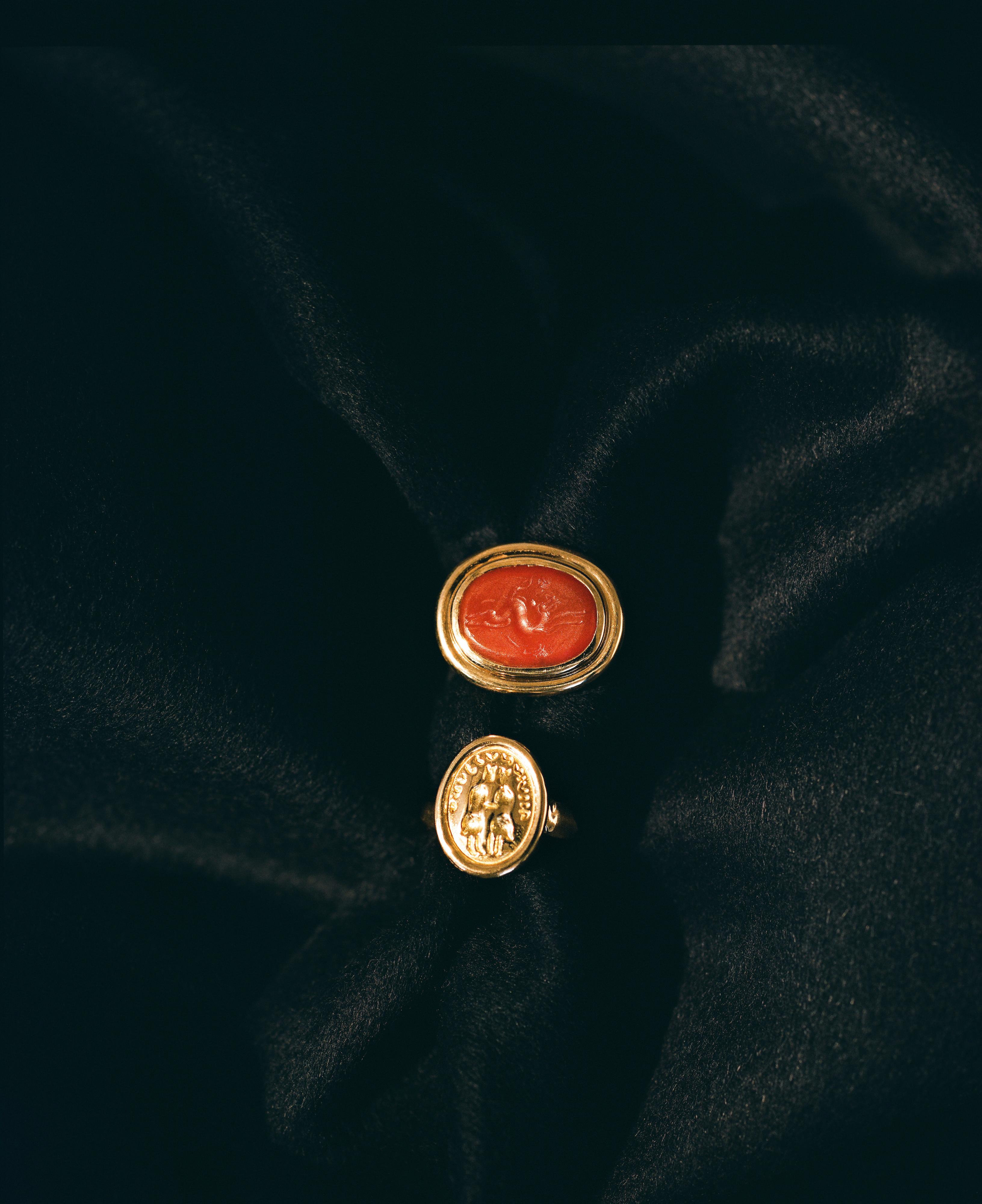 Women's or Men's Lovers Signet, 18k Gold Intaglio Carved Ring For Sale