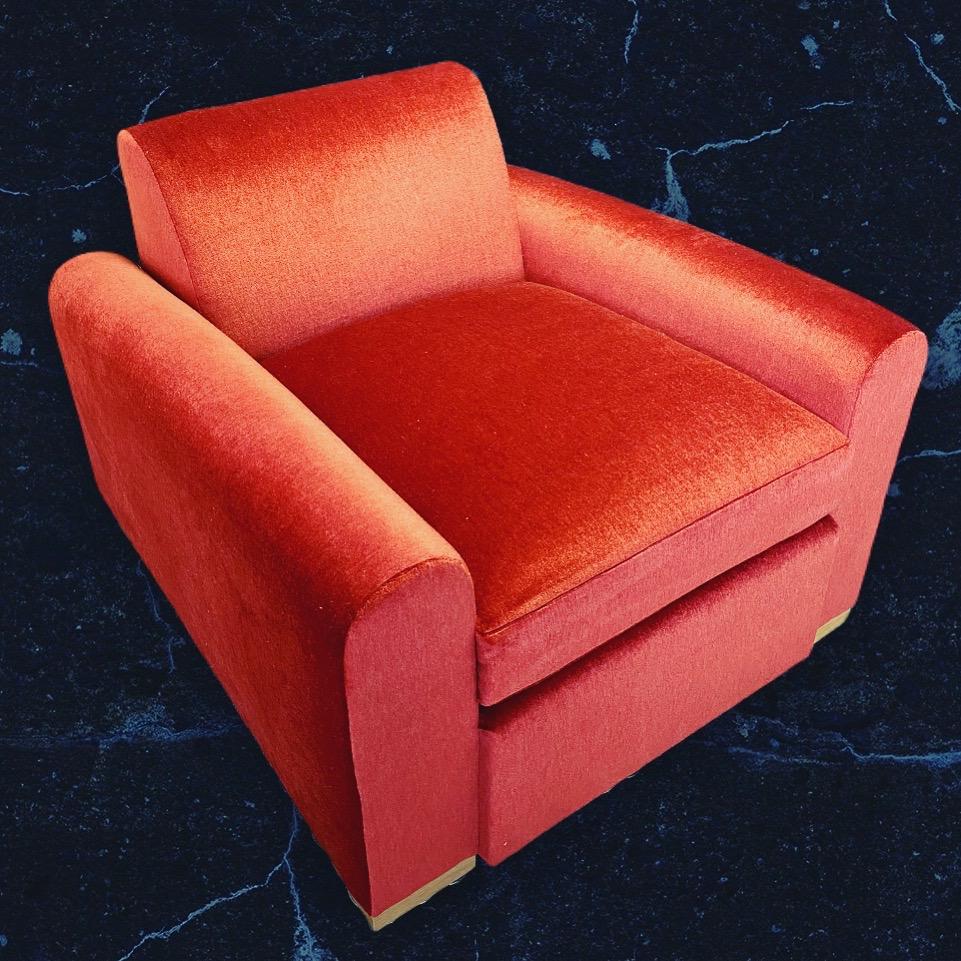 Opulenter Clubsessel im Ruhlmann-Stil. Mit eleganten, luxuriösen Proportionen und einladendem Sitzkomfort. Dieser Stuhl verleiht jedem Raum ein elegantes und zugleich komfortables Aussehen. Wir können Details und Stoffe anpassen.