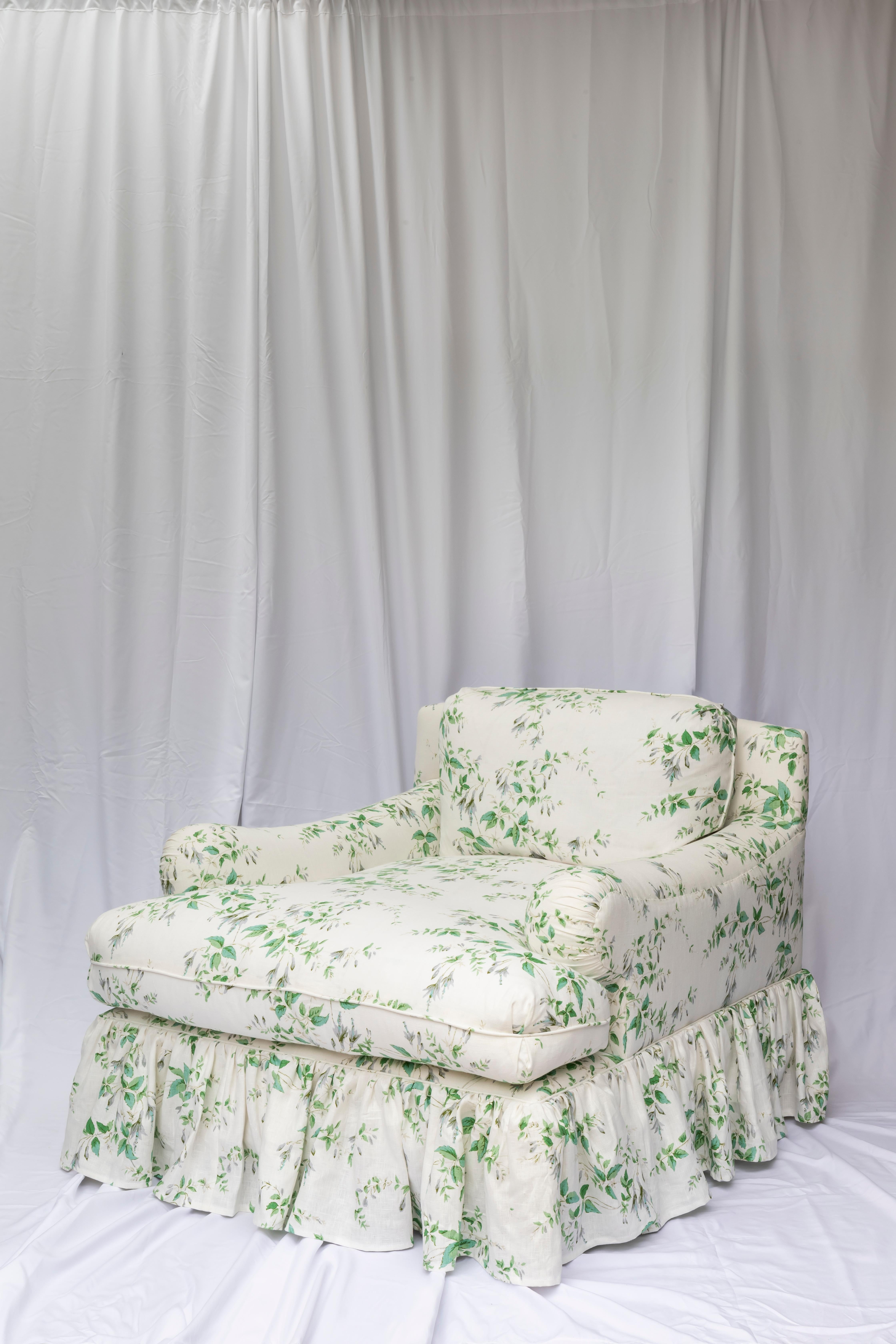 Moderne Le fauteuil Lucia avec jupe à franges tapissé de lin fuchsia feuille d'argent en vente