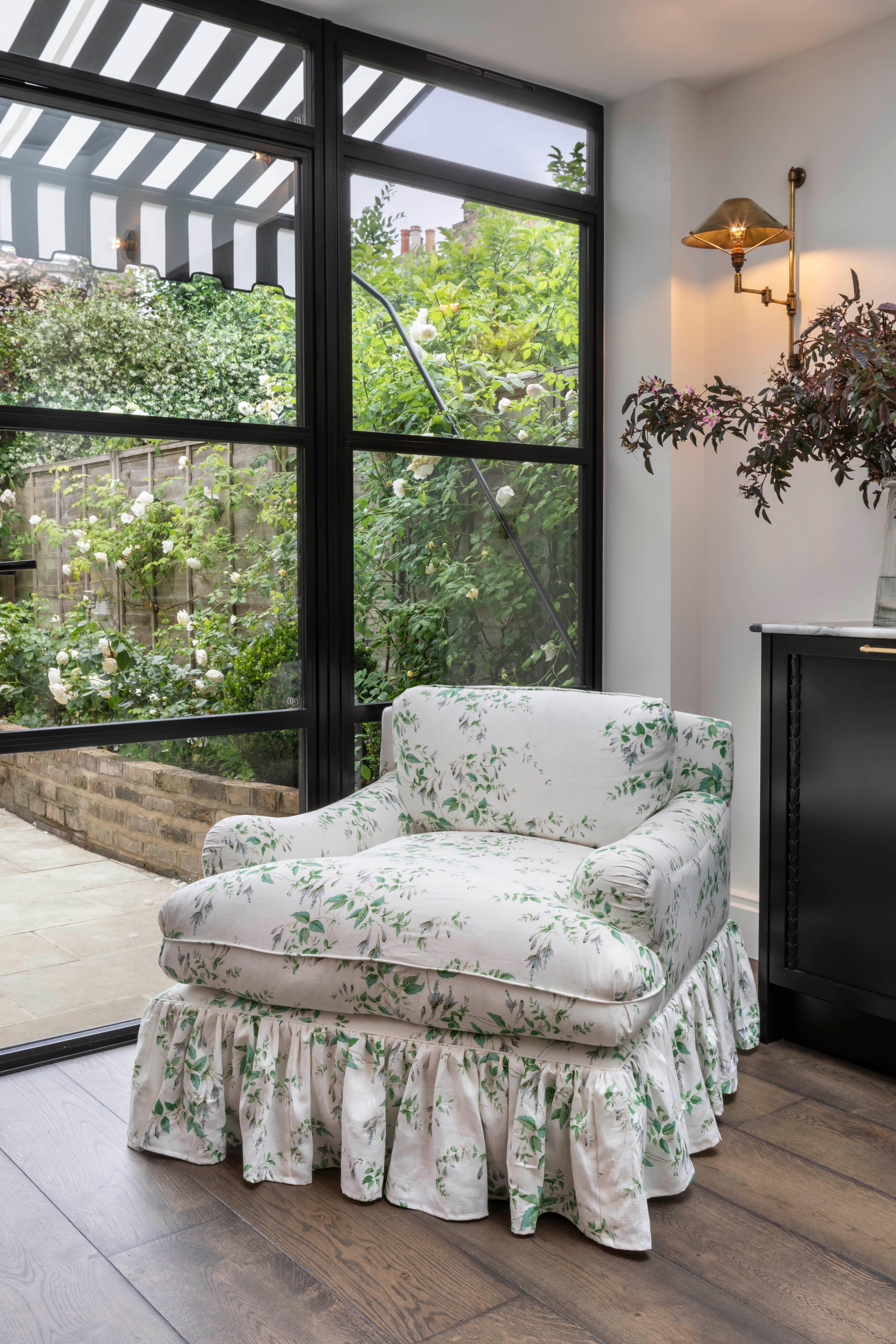 Britannique Le fauteuil Lucia avec jupe à franges tapissé de lin fuchsia feuille d'argent en vente