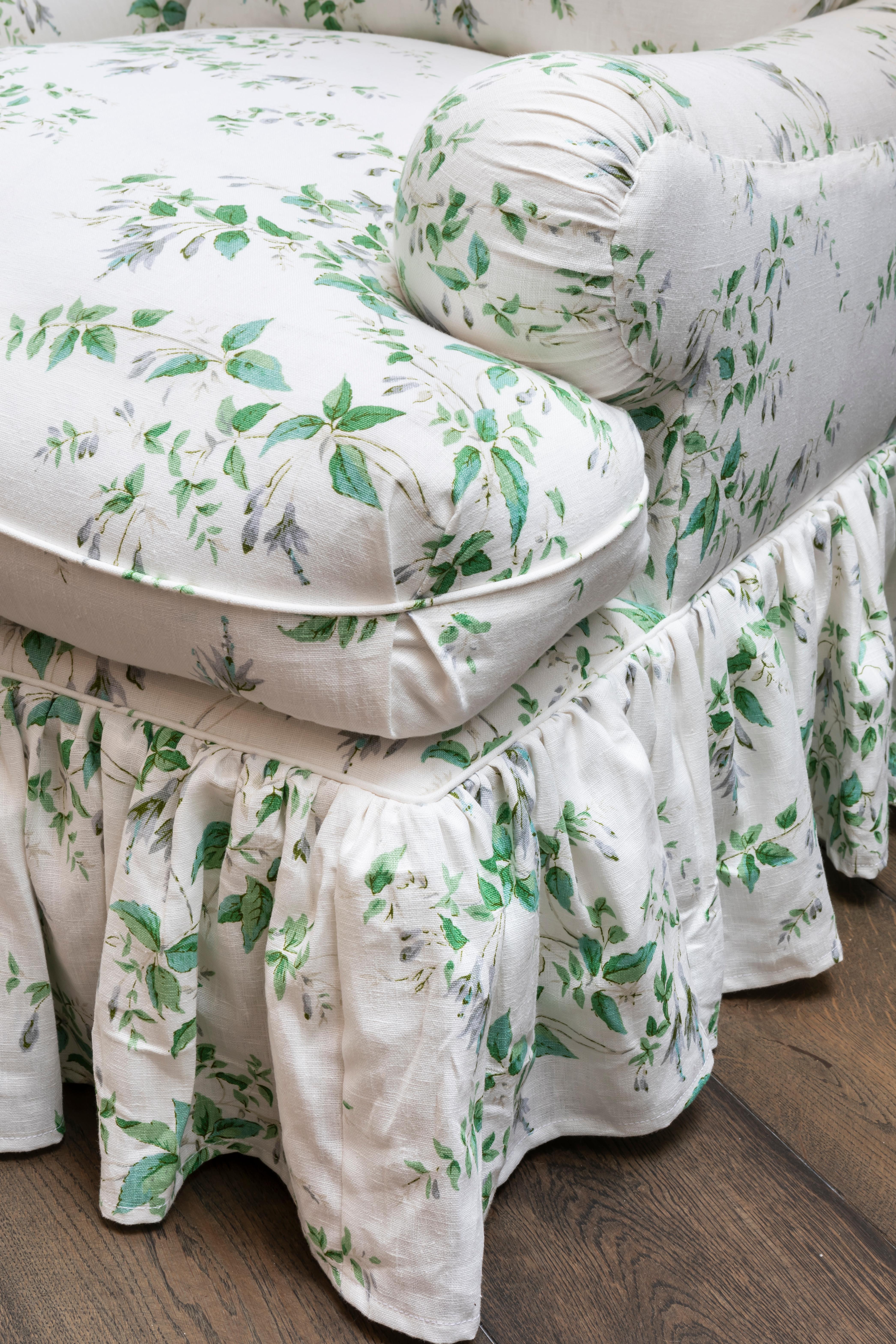 The Lucia Armchair, with frilled skirt, upholstered in Fuchsia Linen Silver Leaf In New Condition For Sale In London, GB