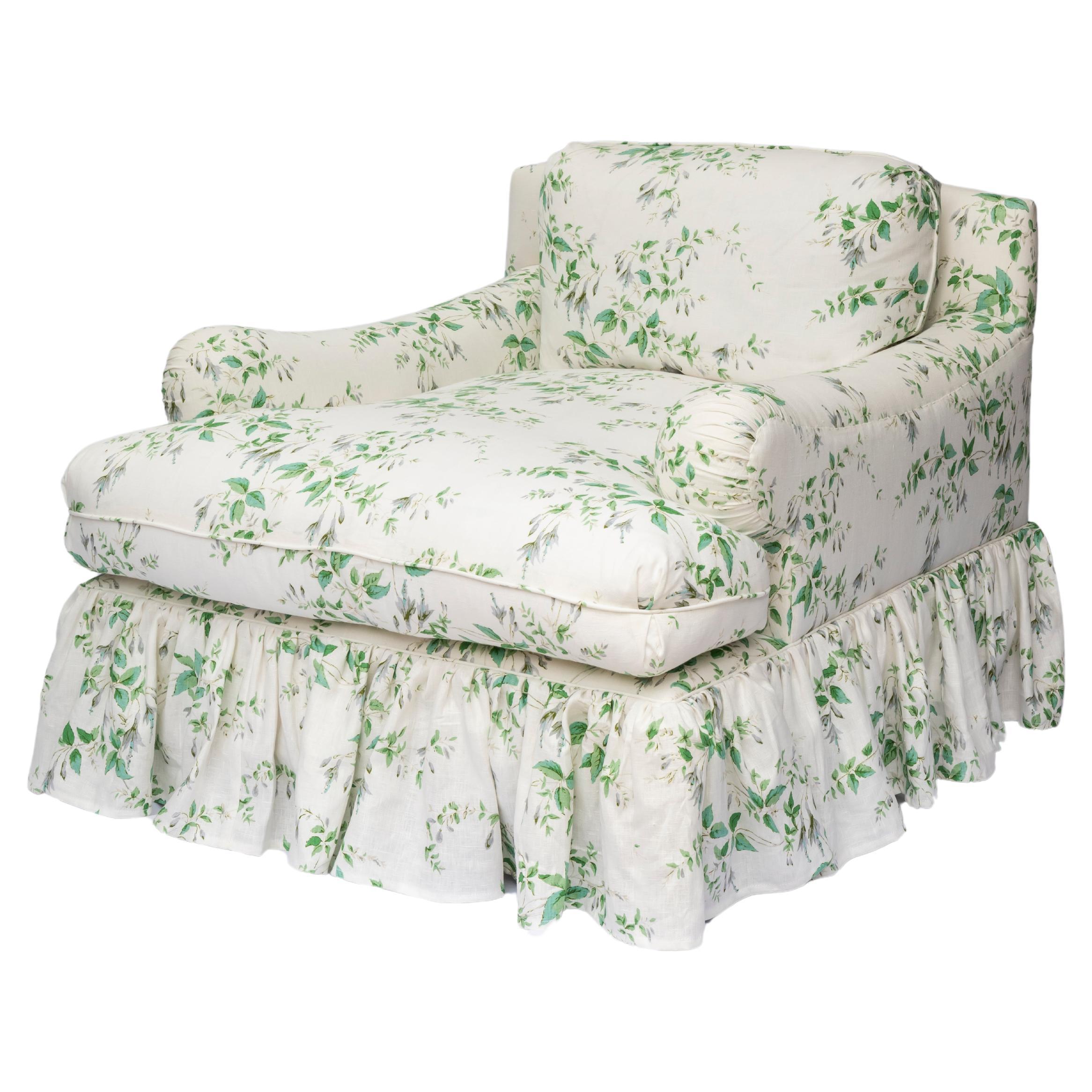 Le fauteuil Lucia avec jupe à franges tapissé de lin fuchsia feuille d'argent en vente