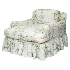 Le fauteuil Lucia avec jupe à franges tapissé de lin fuchsia feuille d'argent