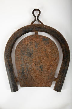 L'enseigne porte-bonheur : Enseigne commerciale en fer à cheval en fonte du début du 20e siècle