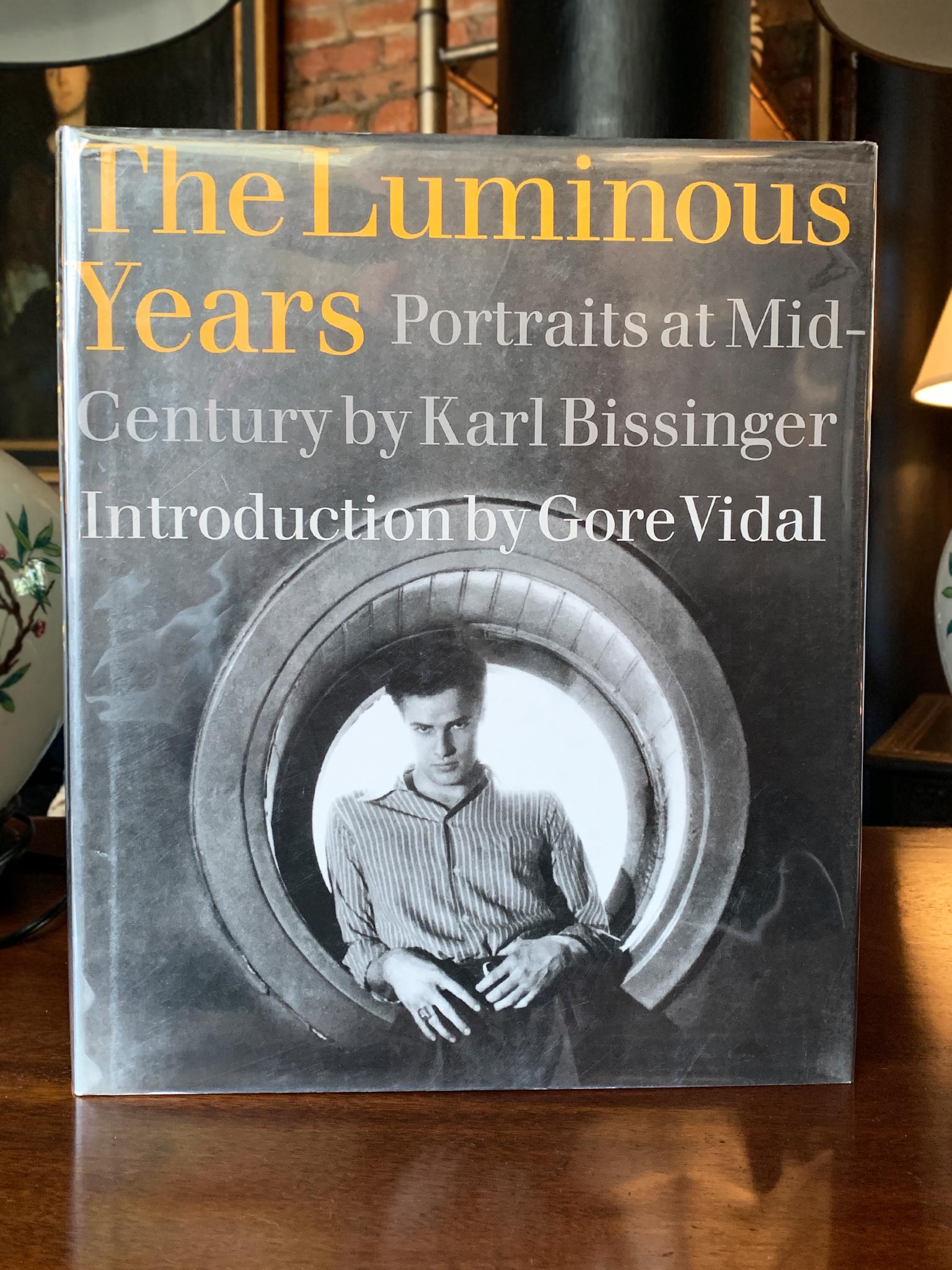 Erste Ausgabe von The Luminous Years: Porträts in der Mitte des Jahrhunderts von Karl Bissinger. Hardcover mit Plastikschutzumschlag. Es handelt sich um eine Sammlung von Bissingers farbenprächtigen Schwarz-Weiß-Fotografien, die bekannte