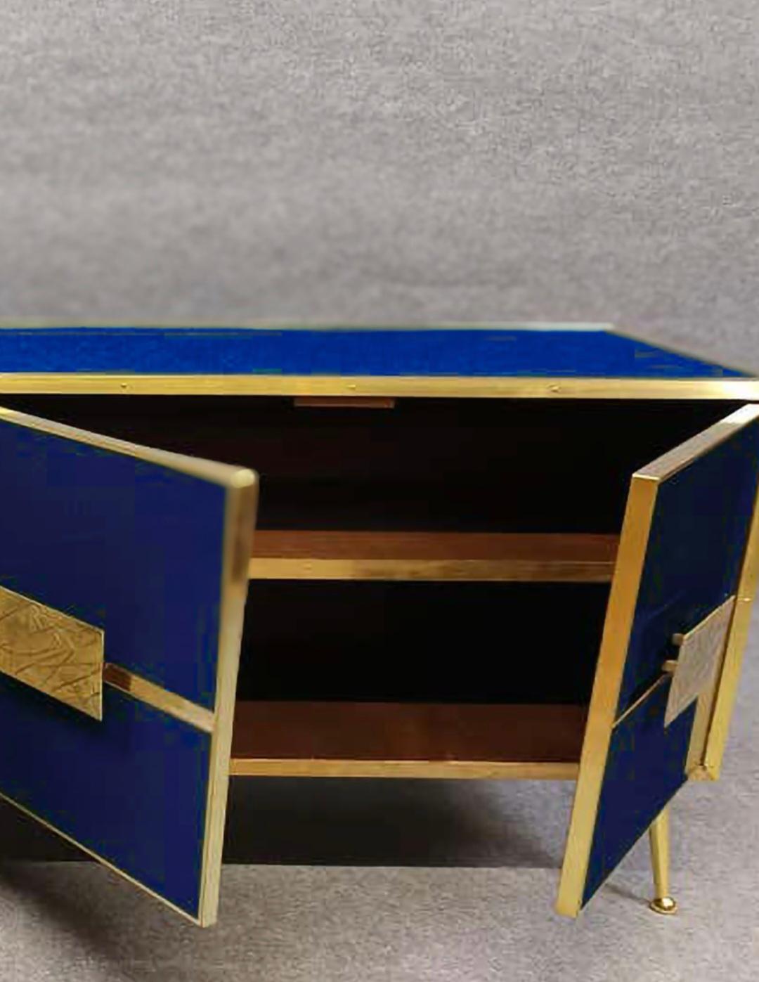 Das luxuriöse Glas-Sideboard mit vier Türen, handgefertigt von JUSTFURNITURESS DESIGN (Messing) im Angebot
