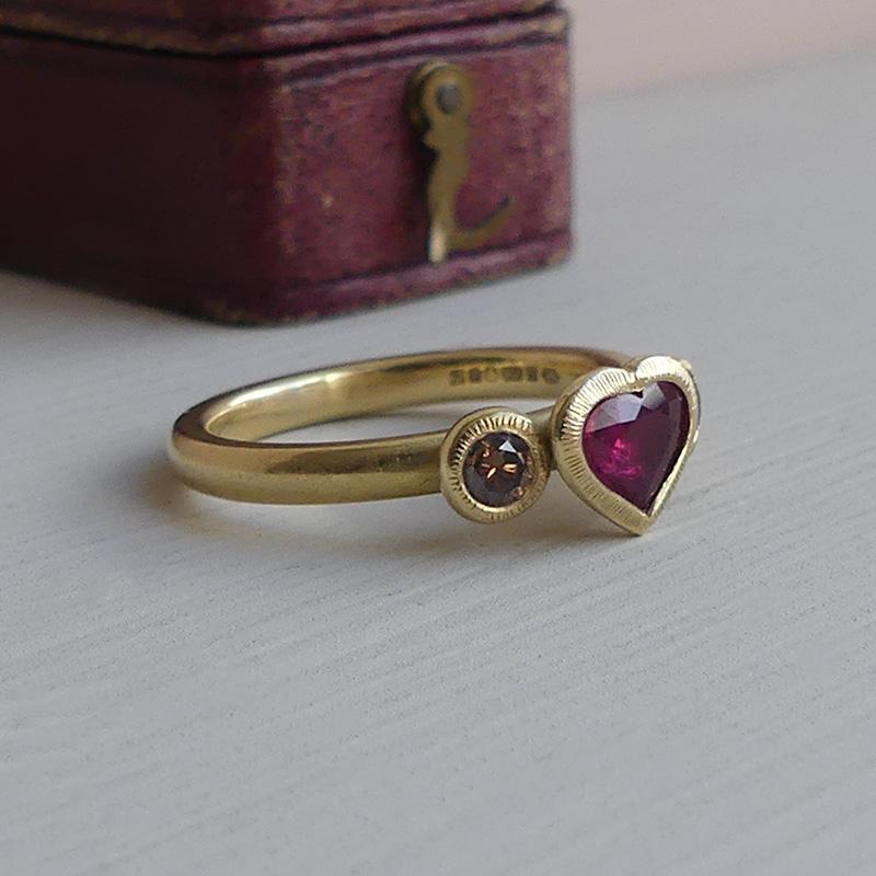 The Mab Ethical Engagement Ring 0.63 ct Ruby Heart 18ct Fairmined Gold Diamonds In New Condition For Sale In London, GB