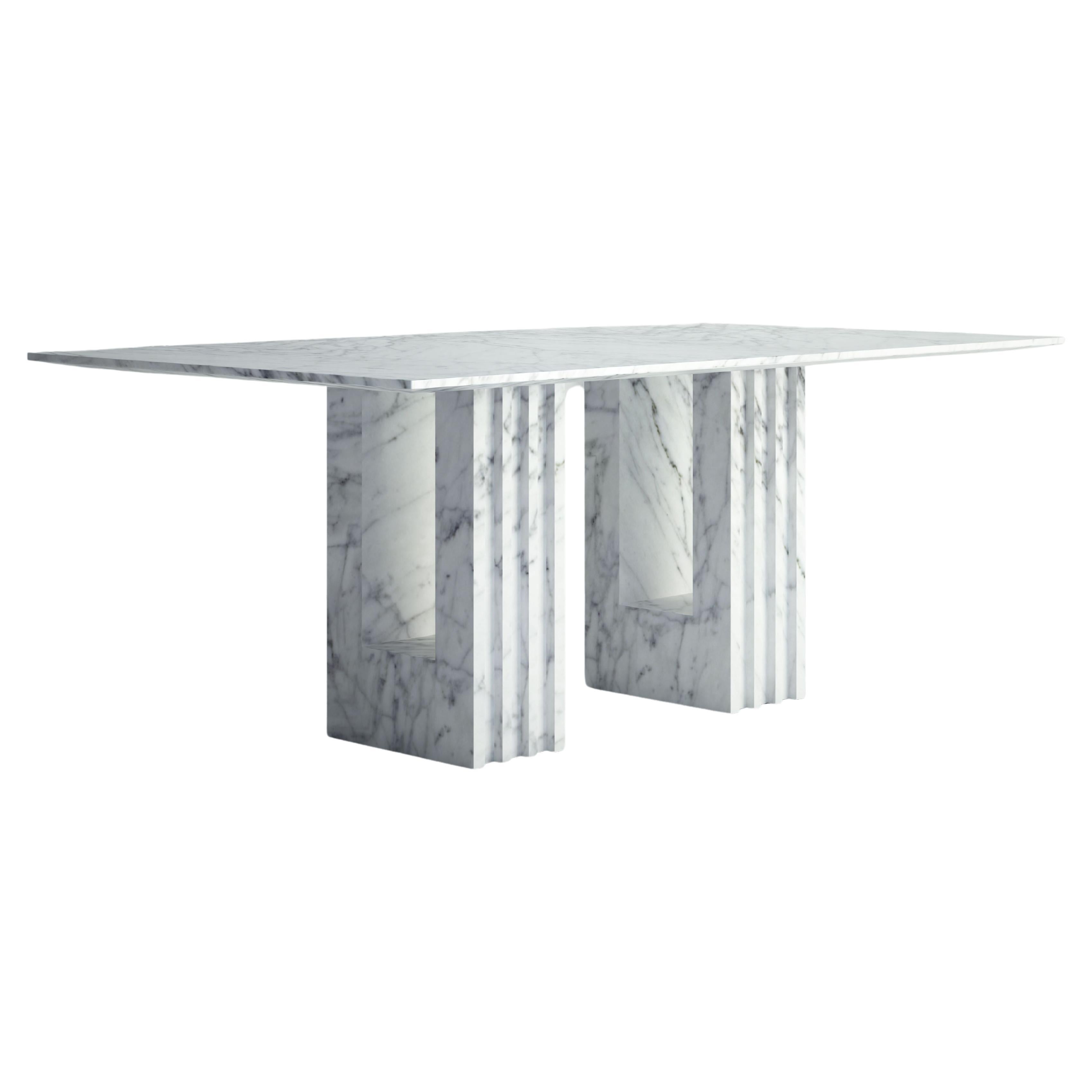 The Madeleine : une table de salle à manger moderne en pierre avec plateau et bases rectangulaires