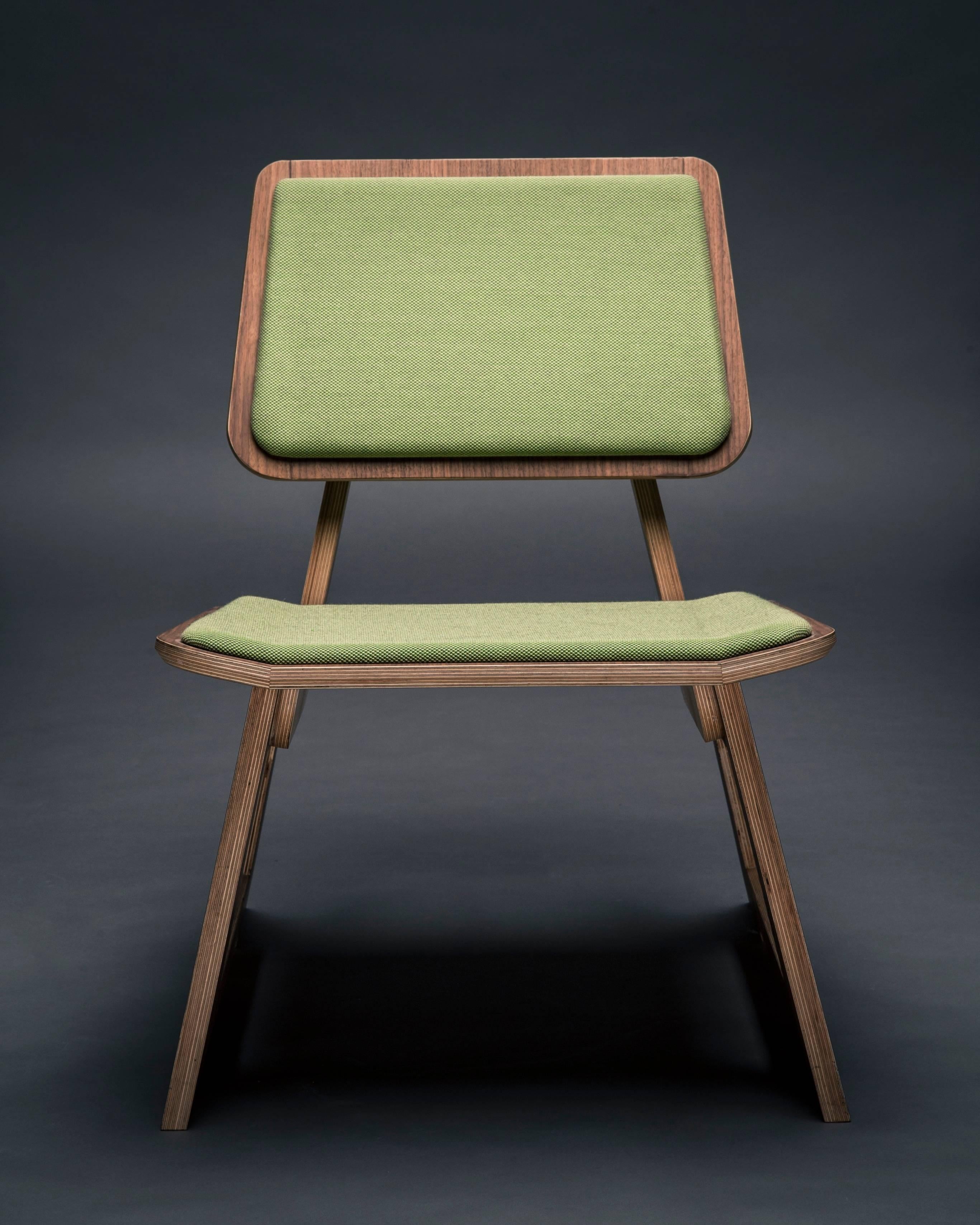 Mafoo Lounge Chair Walnut veneered plywood handmade by Lee Matthews im Zustand „Neu“ im Angebot in Vienna, AT