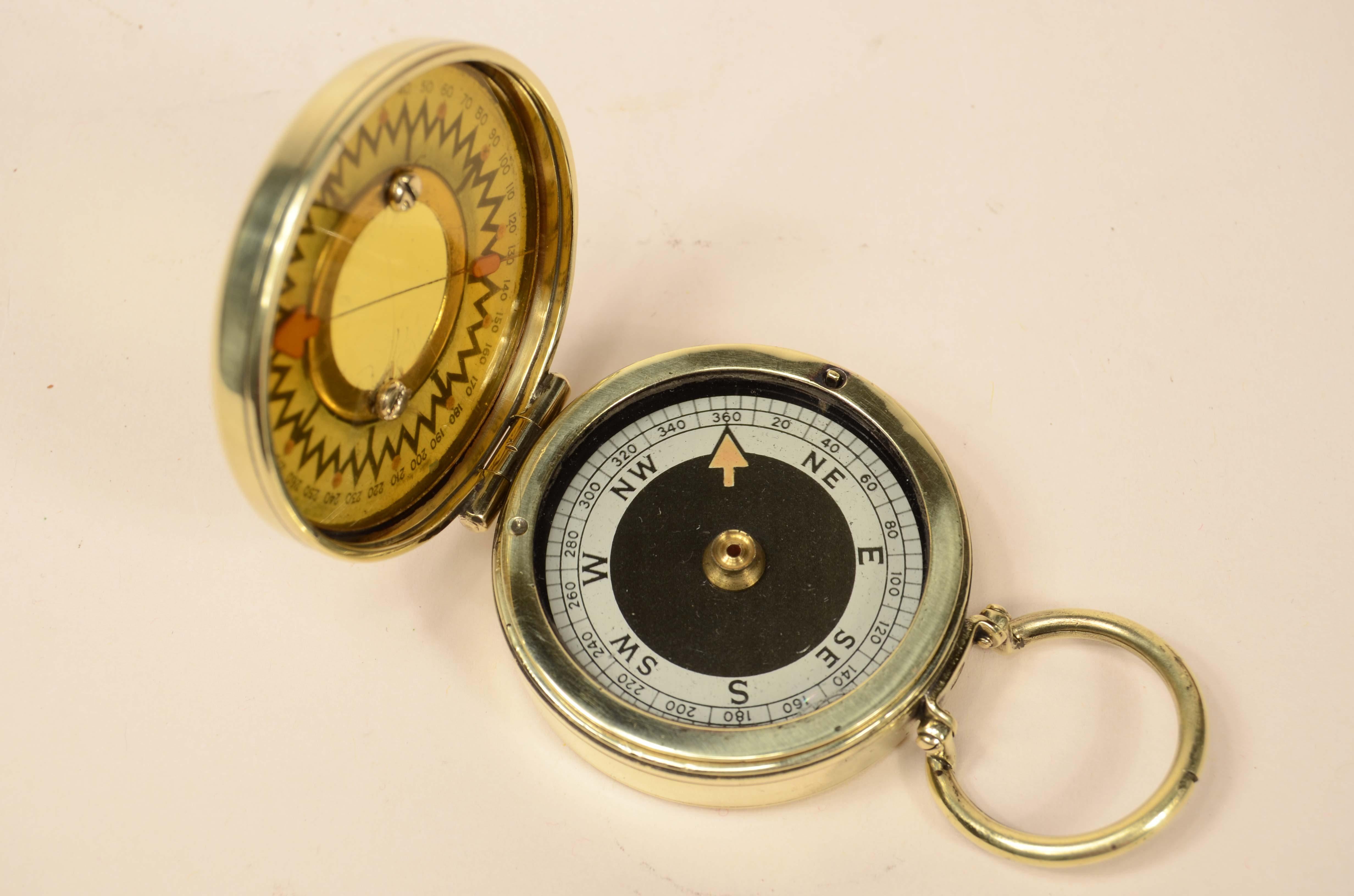 Compas de route en laiton vers 1920, complet avec son étui en cuir d'origine, signé The Magnapole Patent 22598.
Petit compas utilisé à l'abri des champs magnétiques pour vérifier le cap du navire, avec cercle goniométrique et bloc de rose des