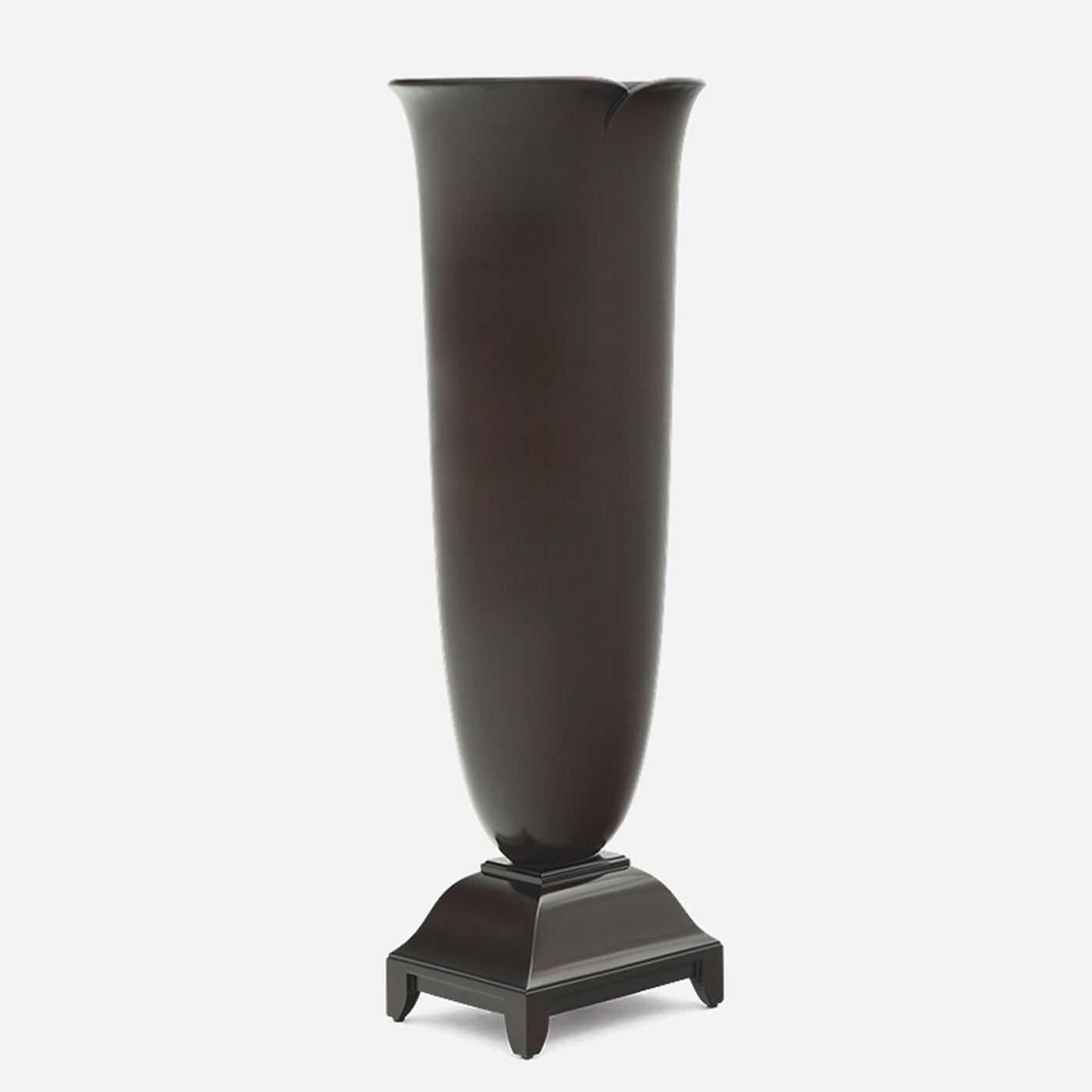 Vase the mahogany in solid hand carved mahogany
wood in espresso finish. Also available in coffee
finish, black satin, white lacquered or tobacco finish.