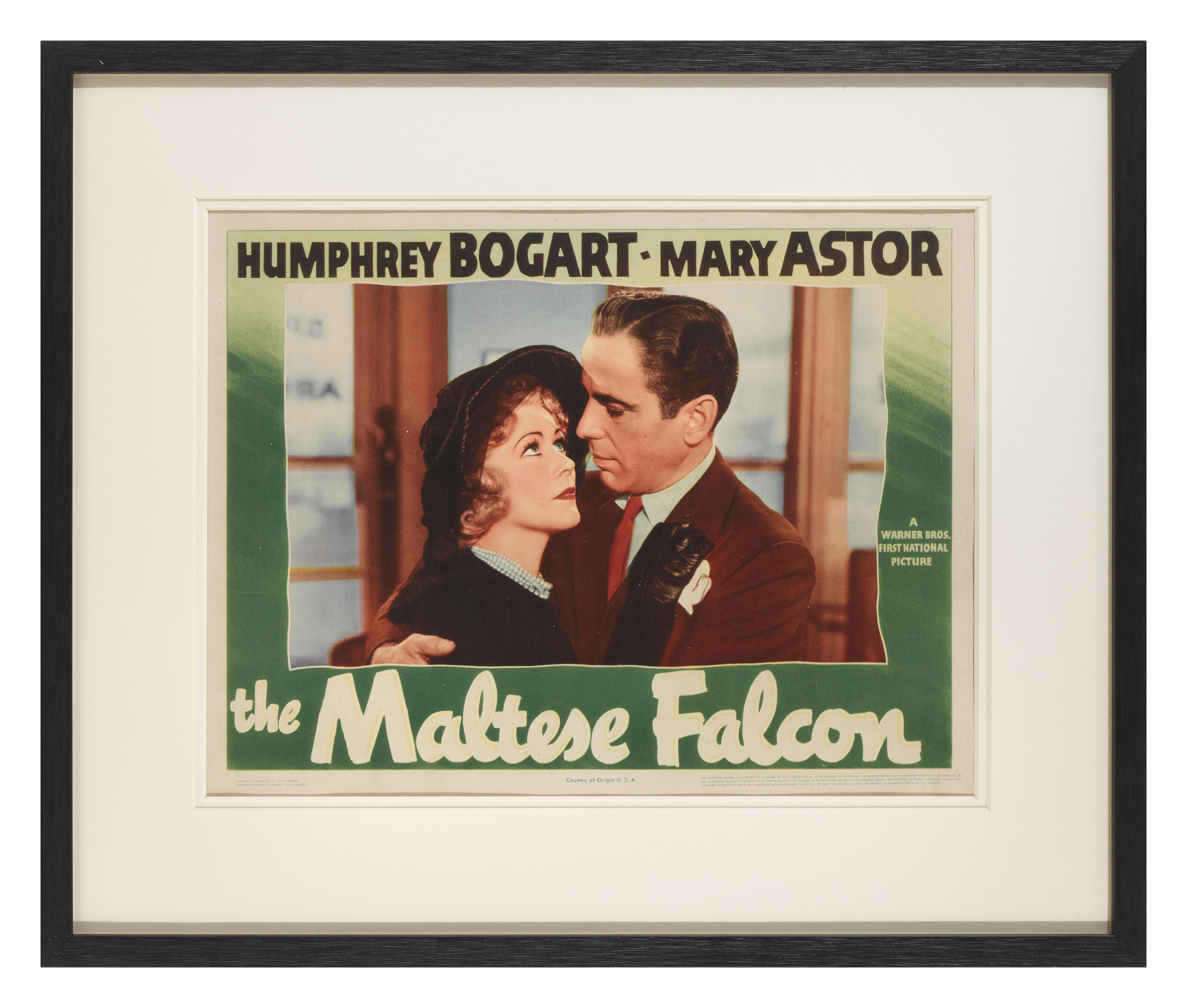 Eine seltene originale US-Lobbykartennummer für den Film Noir The Maltese Falcon von 1941.
Der Film mit Humphrey Bogart, Peter Lorre und Mary Astor in den Hauptrollen wurde unter der Regie von John Huston gedreht.
Das Werk ist mit UV-Plexiglas in