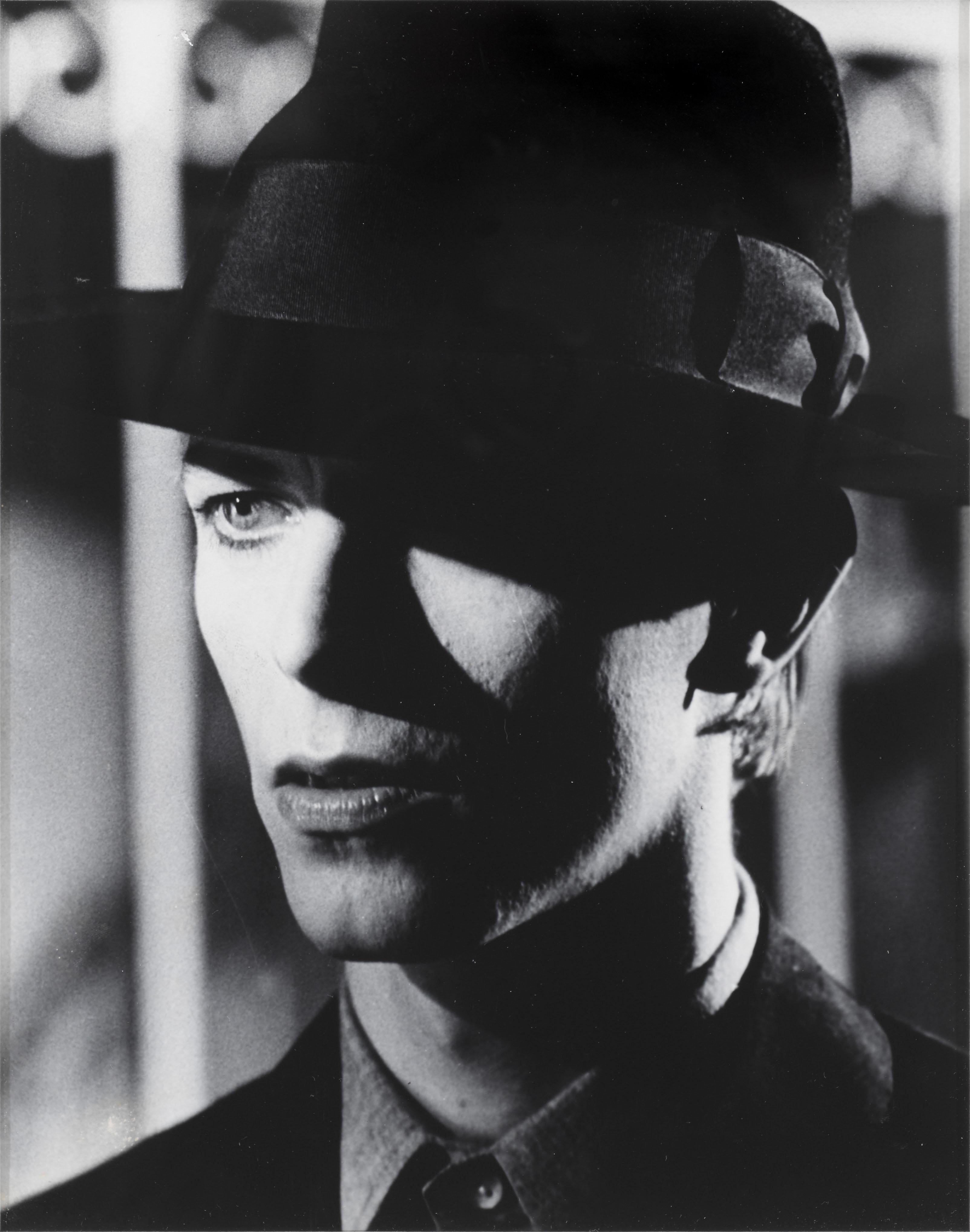 Fotogramma originale di produzione per L'uomo che cadde sulla Terra 1976.
Questo film ha come protagonista David Bowie ed è stato diretto da Nicolas Roeg.
La foto è di David James (nato nel 1941).
Questo pezzo è incorniciato in una cornice in legno