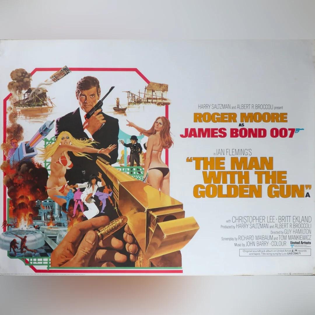 Der Mann mit dem goldenen Gewehr (1974)
Original British Quad (30 X 40 Zoll)

Seltenes gerolltes Exemplar des britischen Original-Quads für diesen klassischen Bond-Film. Gerollte Plakate sind rar gesät und erzielen aufgrund ihres hohen Sammlerwerts