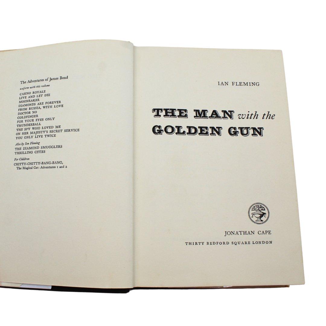 Milieu du XXe siècle The Man With the Golden Gun de Ian Fleming, première édition, dans son DJ original, 1965 en vente