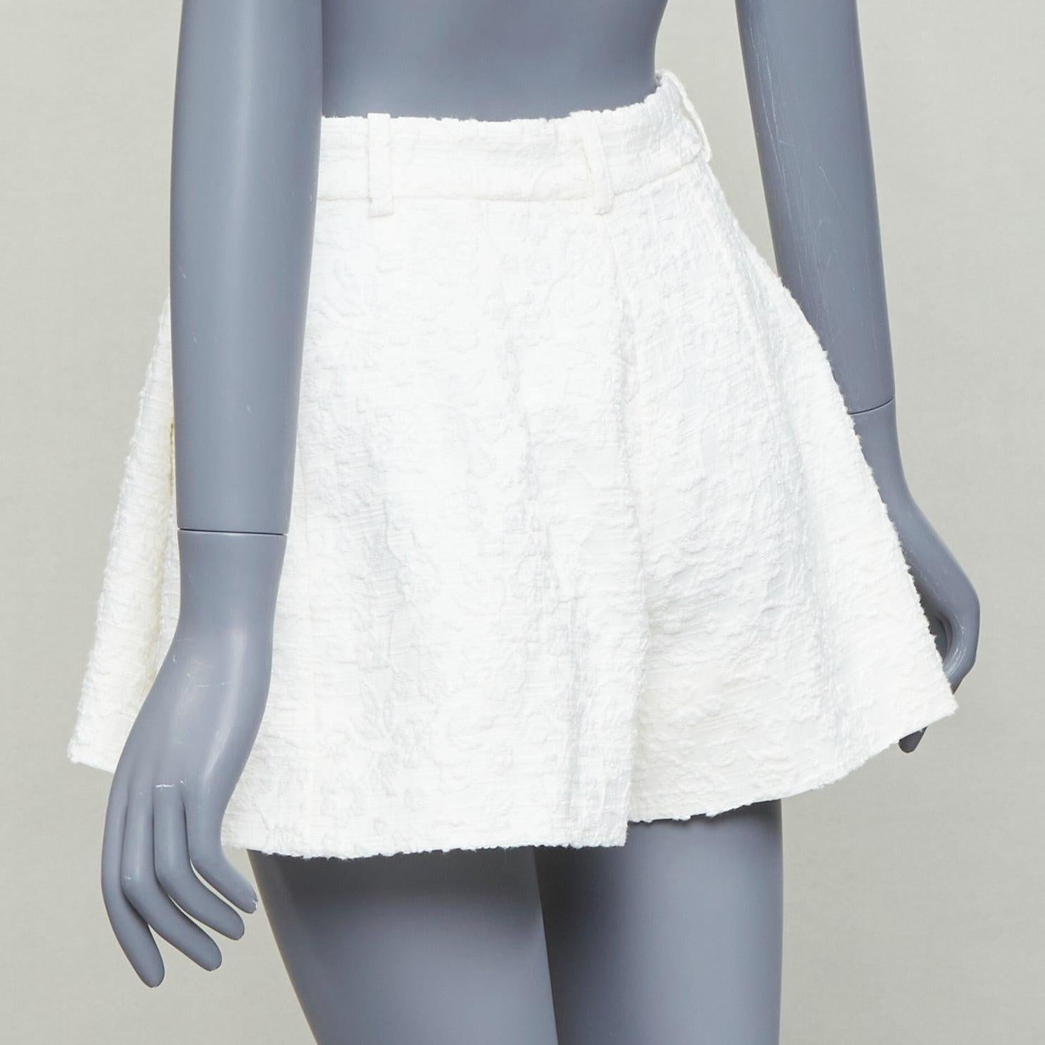 THE MANNEI Pantalones cortos acampanados de cintura alta en algodón jacquard floral crema IT36 XXS en venta 1