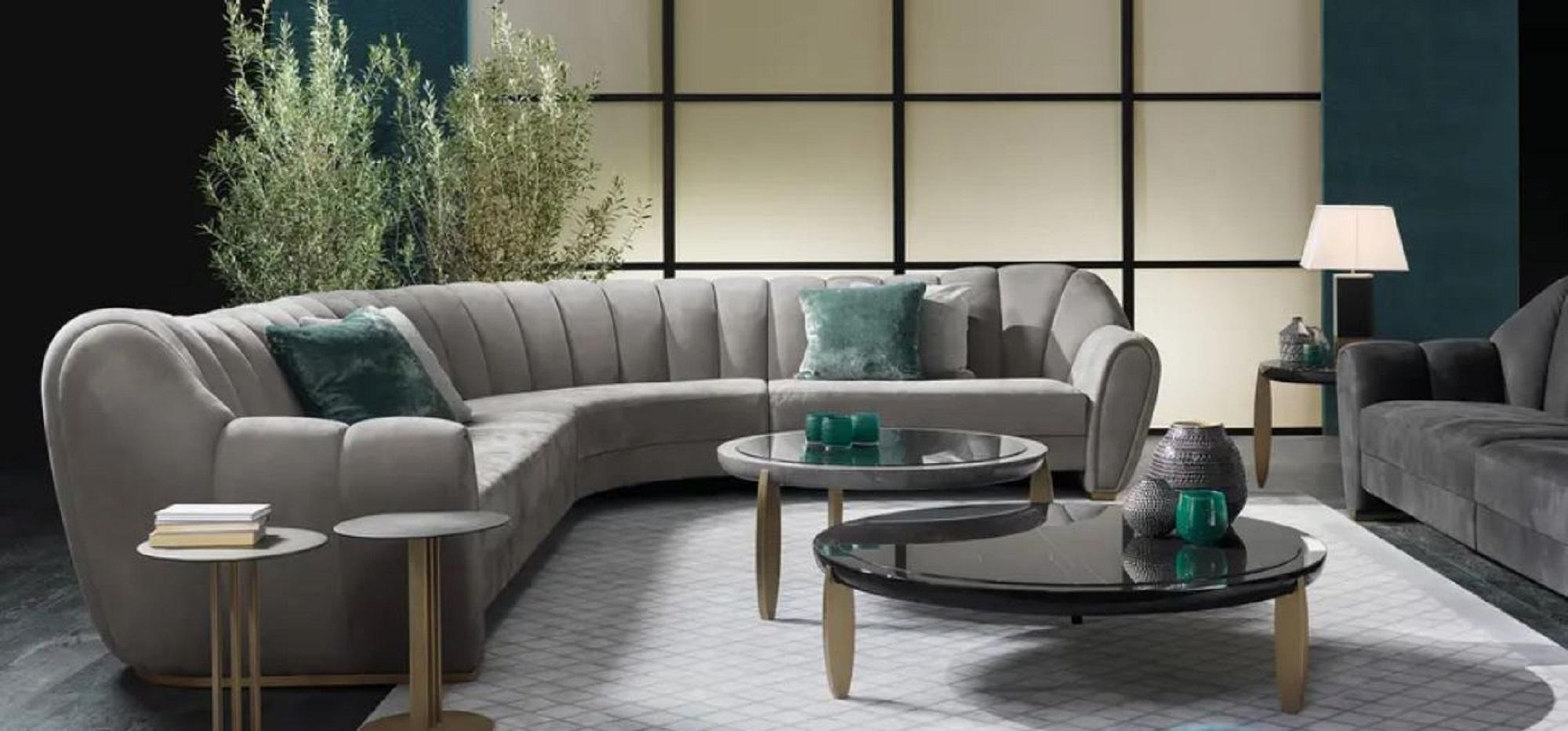 Der runde Fashion Affair Couchtisch von Malerba verbindet elegantes Design mit funktionaler Schönheit. Die drei bronzefarbenen Beine tragen eine polierte Holzplatte, die auch in schwarzem Marmor erhältlich ist. Die geschwungenen Linien und die edlen