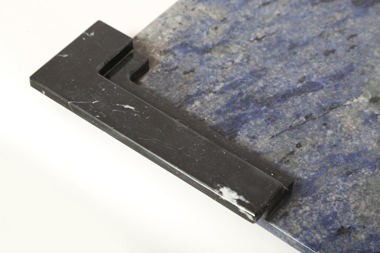 Marble tray in Azul Bahia and Negro marquina. Handmade in Italy, also available in bianco Carrara e Negro marquina. Dimensions can be customized.
Measures: 21.26