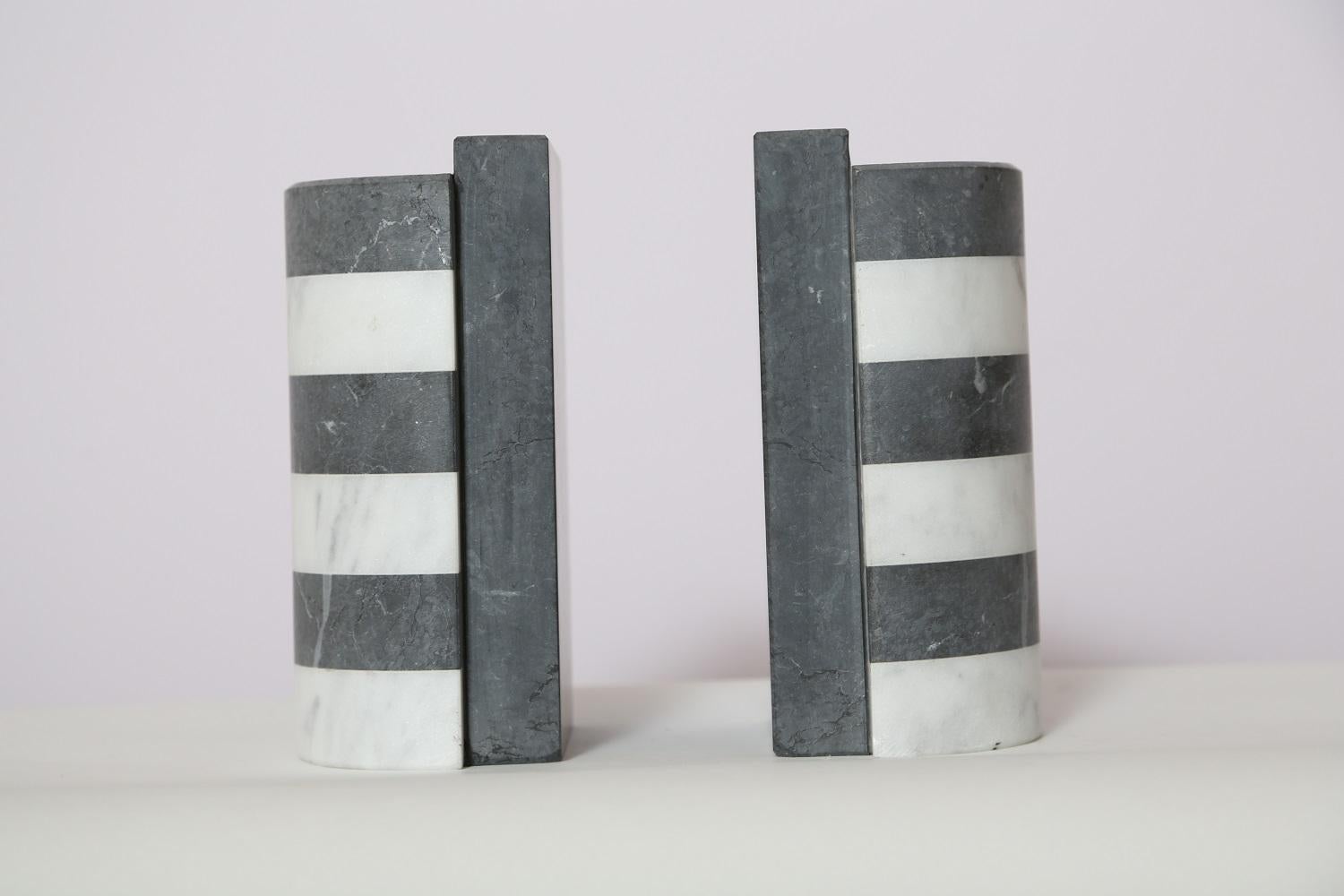 The Marble House Bookends in Black and White Carrara, Handmade in Italy (Handgefertigt)