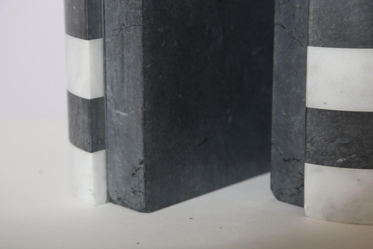 The Marble House Bookends in Black and White Carrara, Handmade in Italy im Zustand „Neu“ in Miami, FL