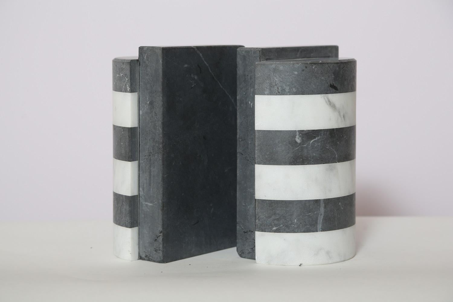 The Marble House Bookends in Black and White Carrara, Handmade in Italy (Carrara-Marmor)