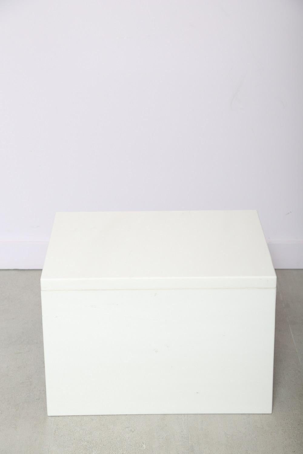 The Marble House White Sivec and Azul Low Side Table In New Condition For Sale In Miami, FL