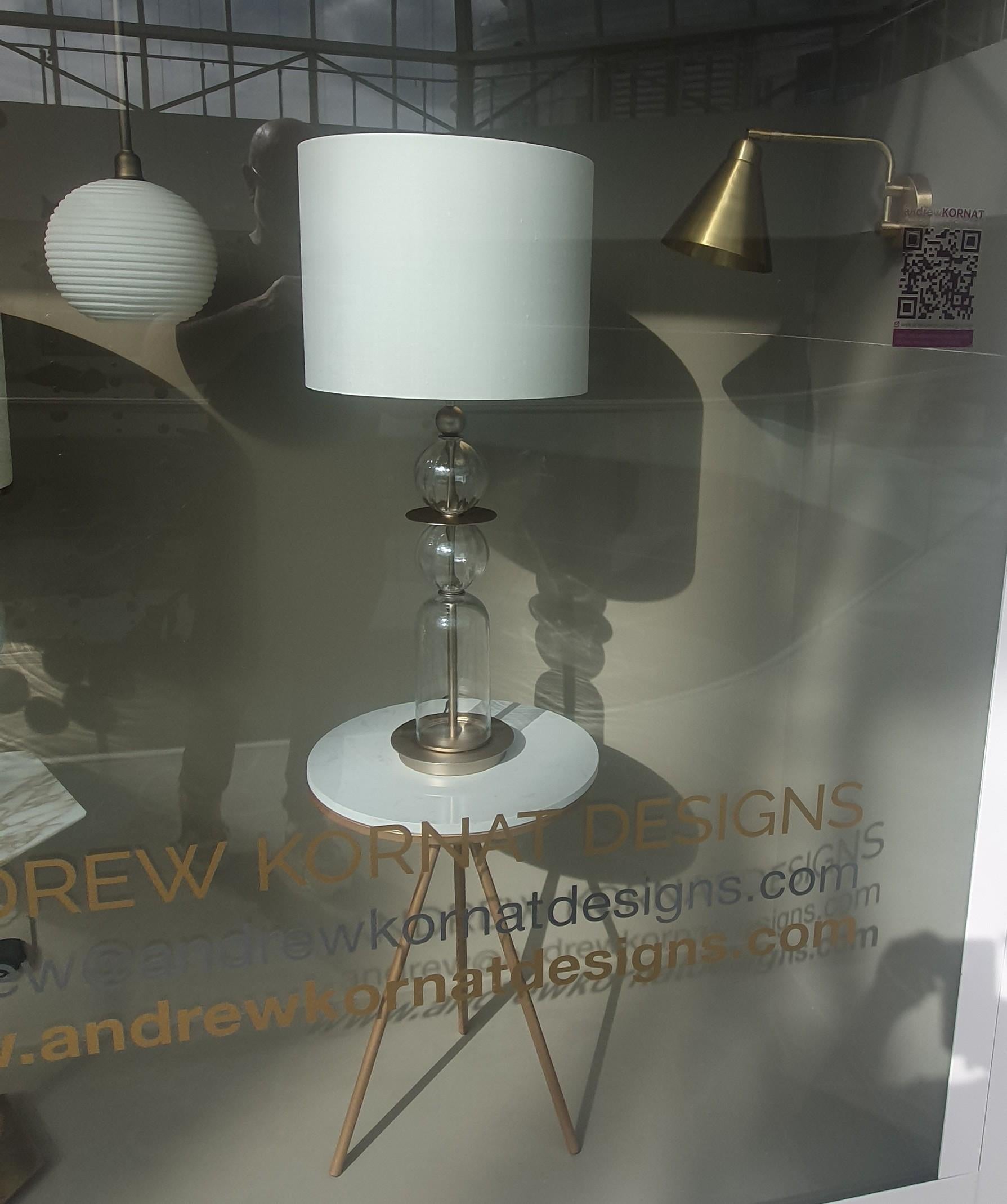 La lámpara de pared Marlow fue diseñada por Andrew para la nueva colección del catálogo del verano de 2024. Andrew quería crear un candelabro de estilo industrial pero con un aire de mediados de siglo, hacia el que se inclina su colección; creemos