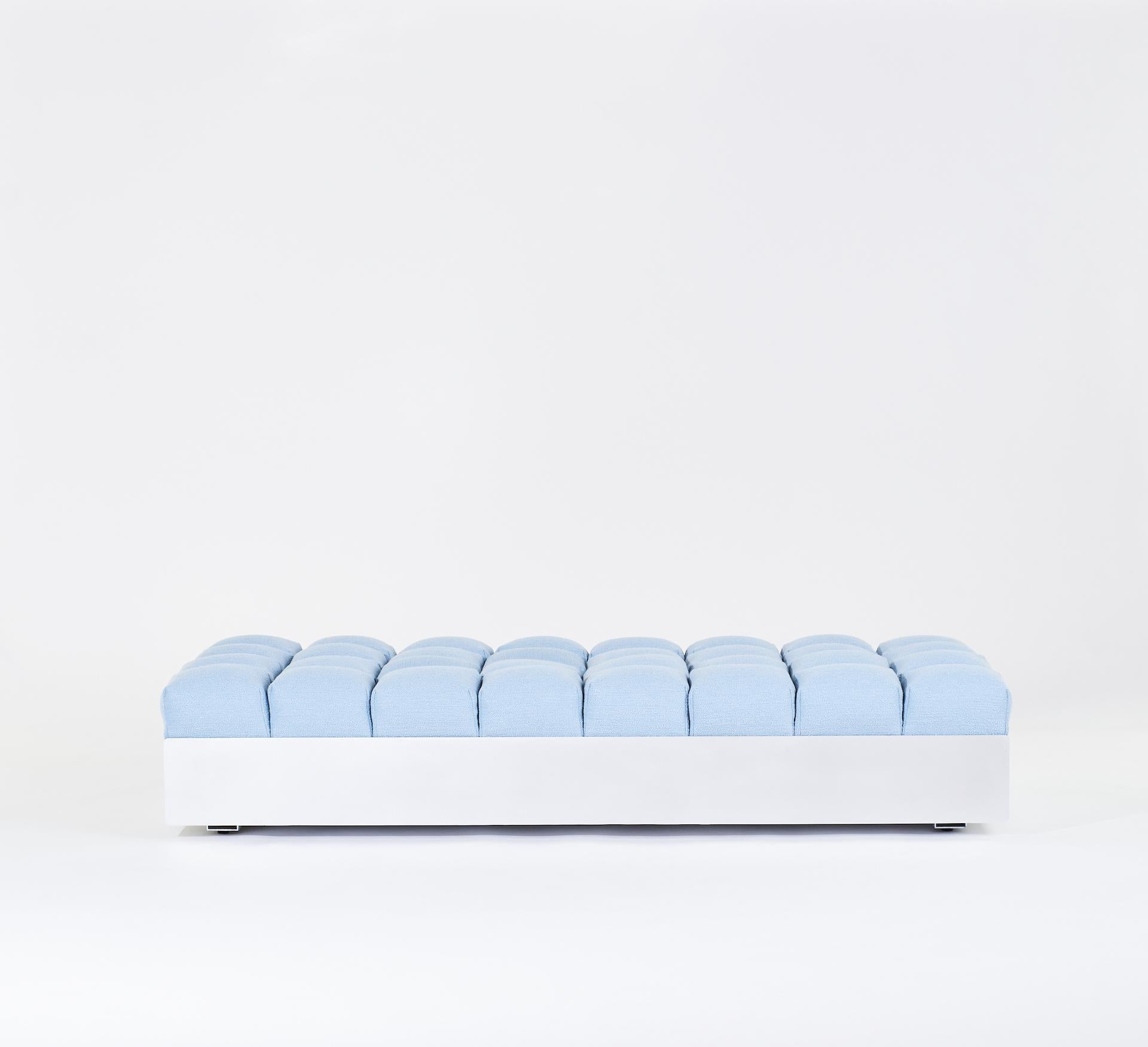 
Disponibile in due collezioni di rivestimenti Kvadrat disegnati da Raf Simons, oltre che in bouclé massiccio Kvadrat, nelle opzioni in pelle della nostra collezione standard e aperta a tutte le richieste COM.
  