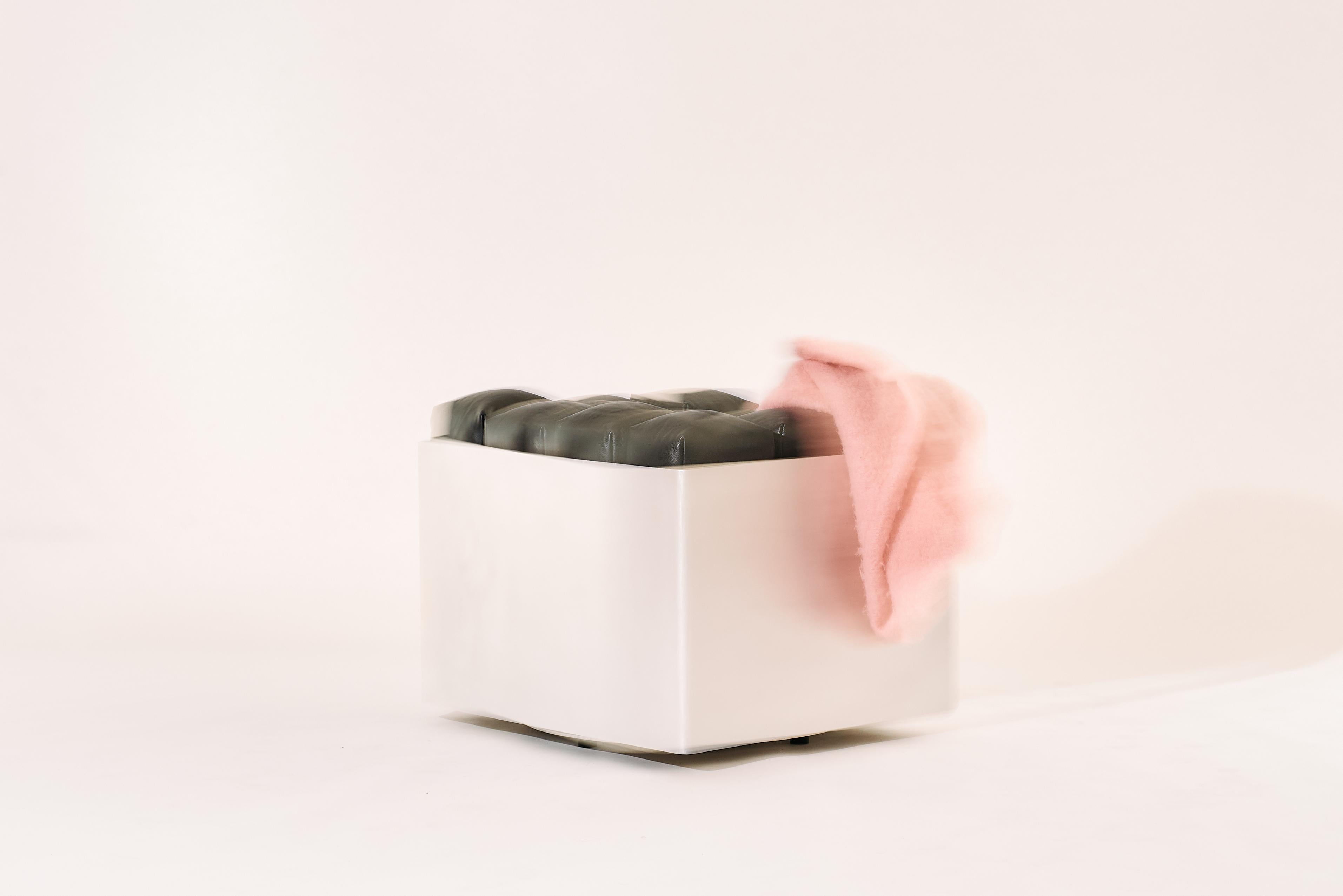 The Marshmallow Lounge -Sillón giratorio de cuero negro con estructura de aluminio en venta 2