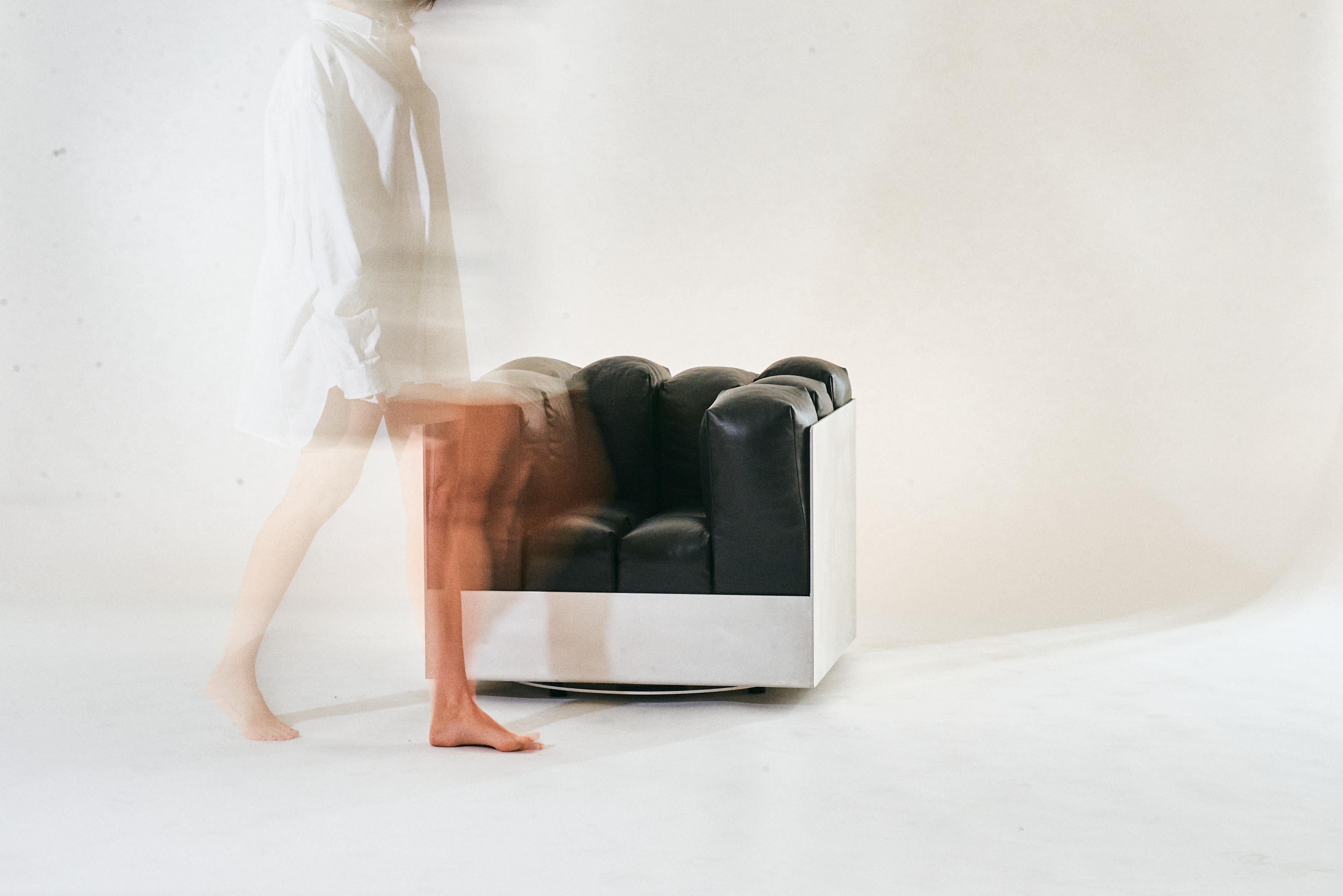 The Marshmallow Lounge -Sillón giratorio de cuero negro con estructura de aluminio en venta 6