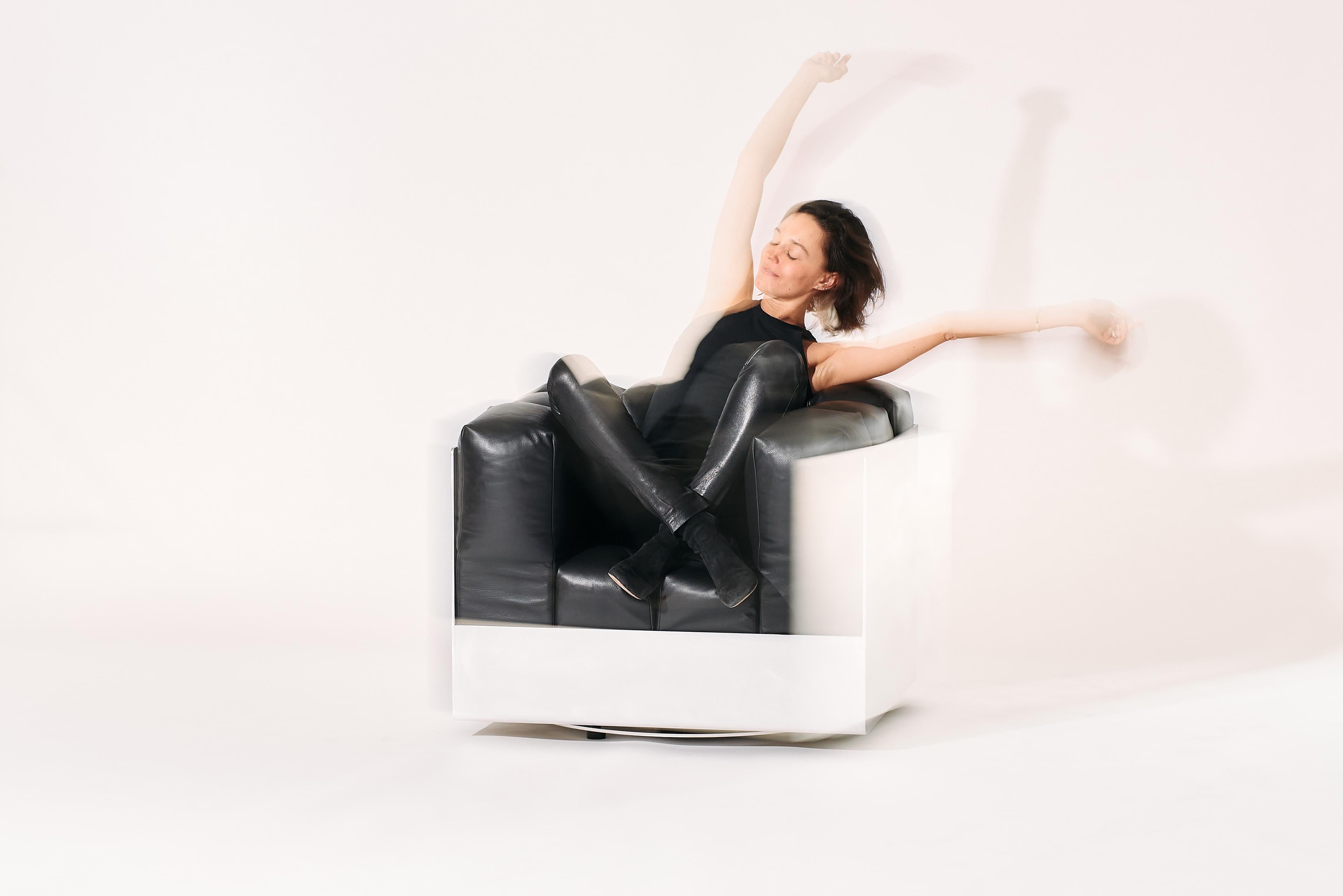 The Marshmallow Lounge -Swivel Lounge Chair in Black Leather with Aluminum Frame For Sale 1