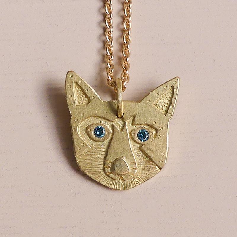 Artisan La Matilda Pendentif amulette éthique chat oeils en or brossé 18 carats et diamants bleus en vente