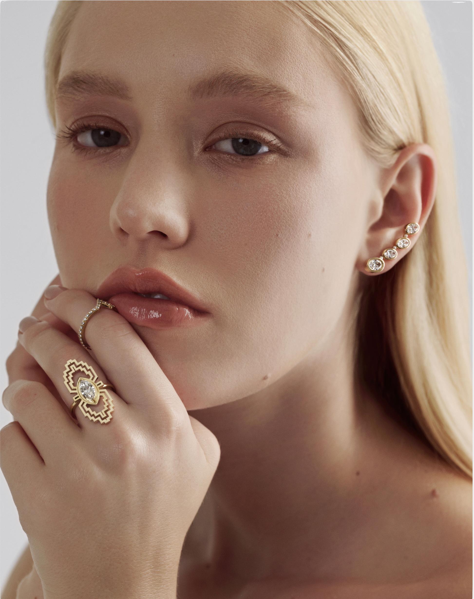 A statement maze motif cocktail ring set with 1ct natural diamond handcrafted in 18k recycled solid gold.
The maze rings from LÖF's debut collections are an elevated take on geometric precision. The Bling Maze features a striking composition of gold